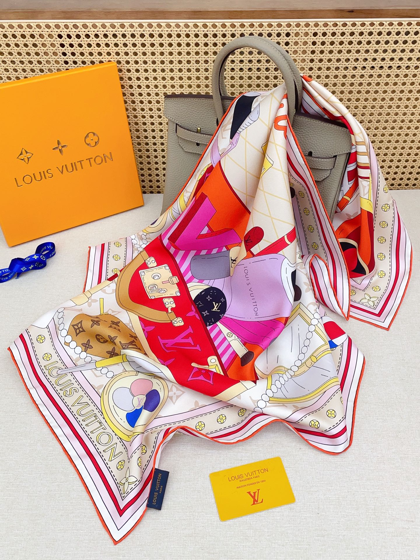 ✨✨【18姆米 双面同色】上身效果疯狂的喜欢❗️专柜也是刚刚上架的，L*最最新款~非常有看头，L的这类元