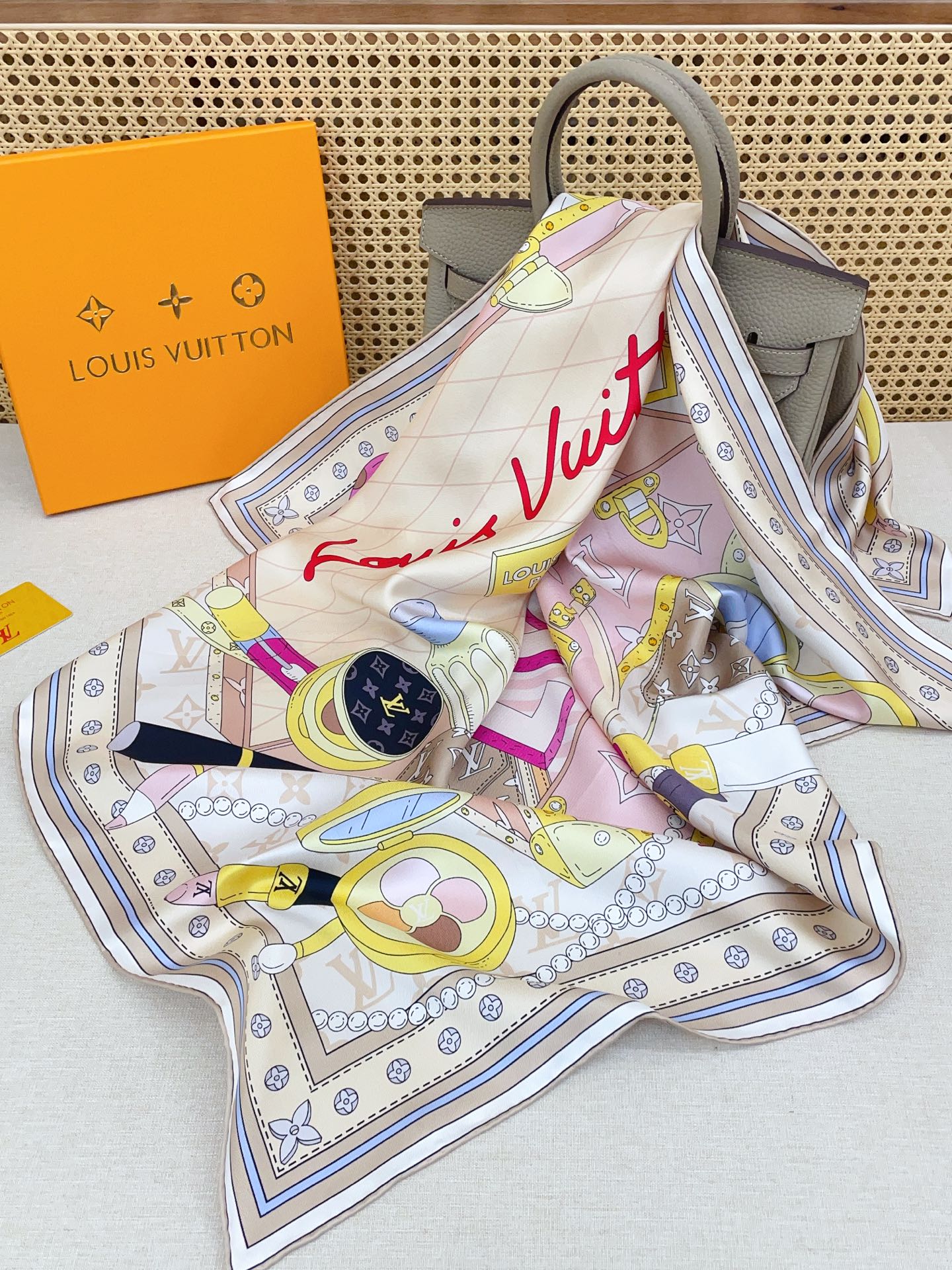 ✨✨【18姆米 双面同色】上身效果疯狂的喜欢❗️专柜也是刚刚上架的，L*最最新款~非常有看头，L的这类元