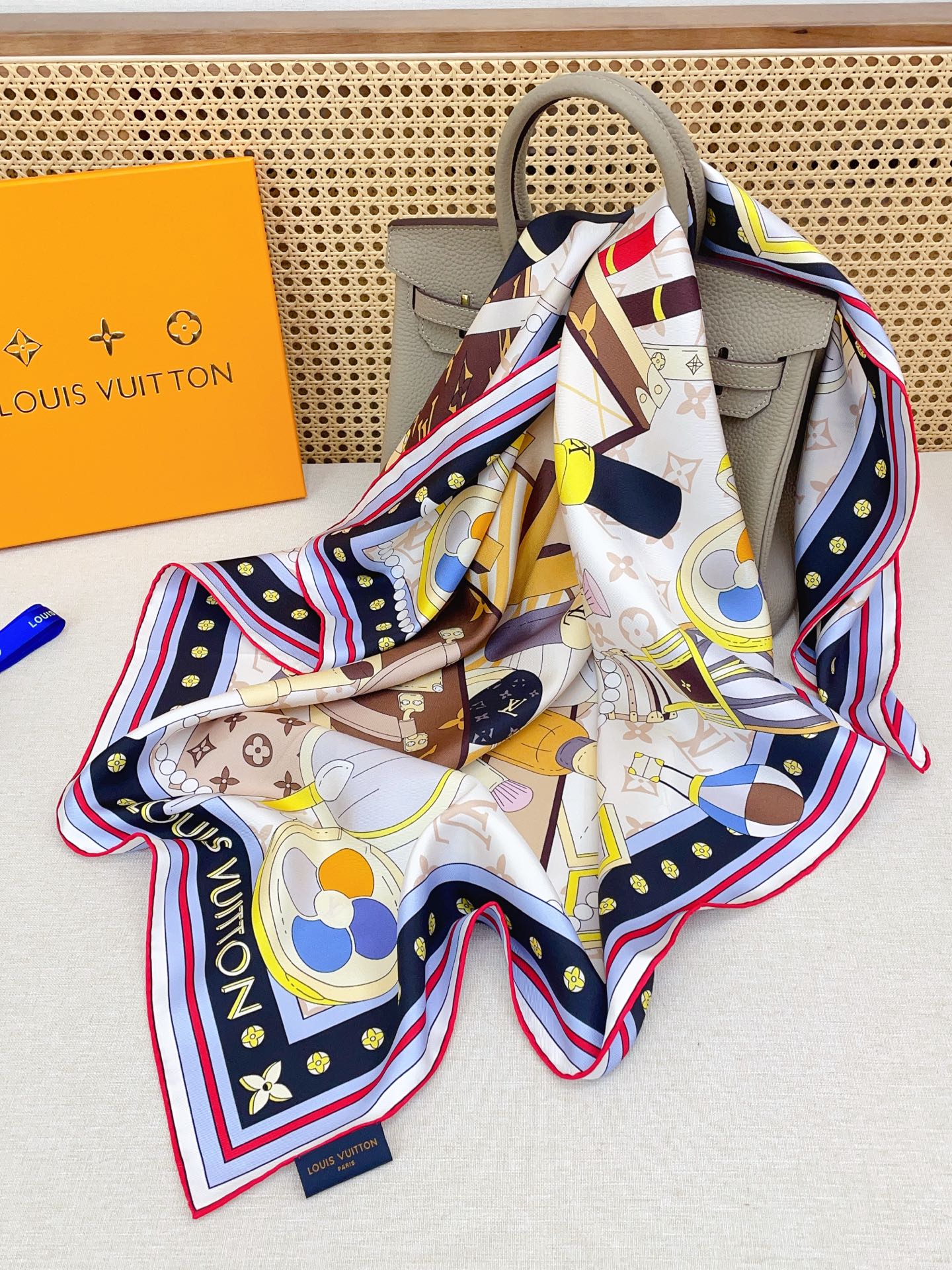 ✨✨【18姆米 双面同色】上身效果疯狂的喜欢❗️专柜也是刚刚上架的，L*最最新款~非常有看头，L的这类元