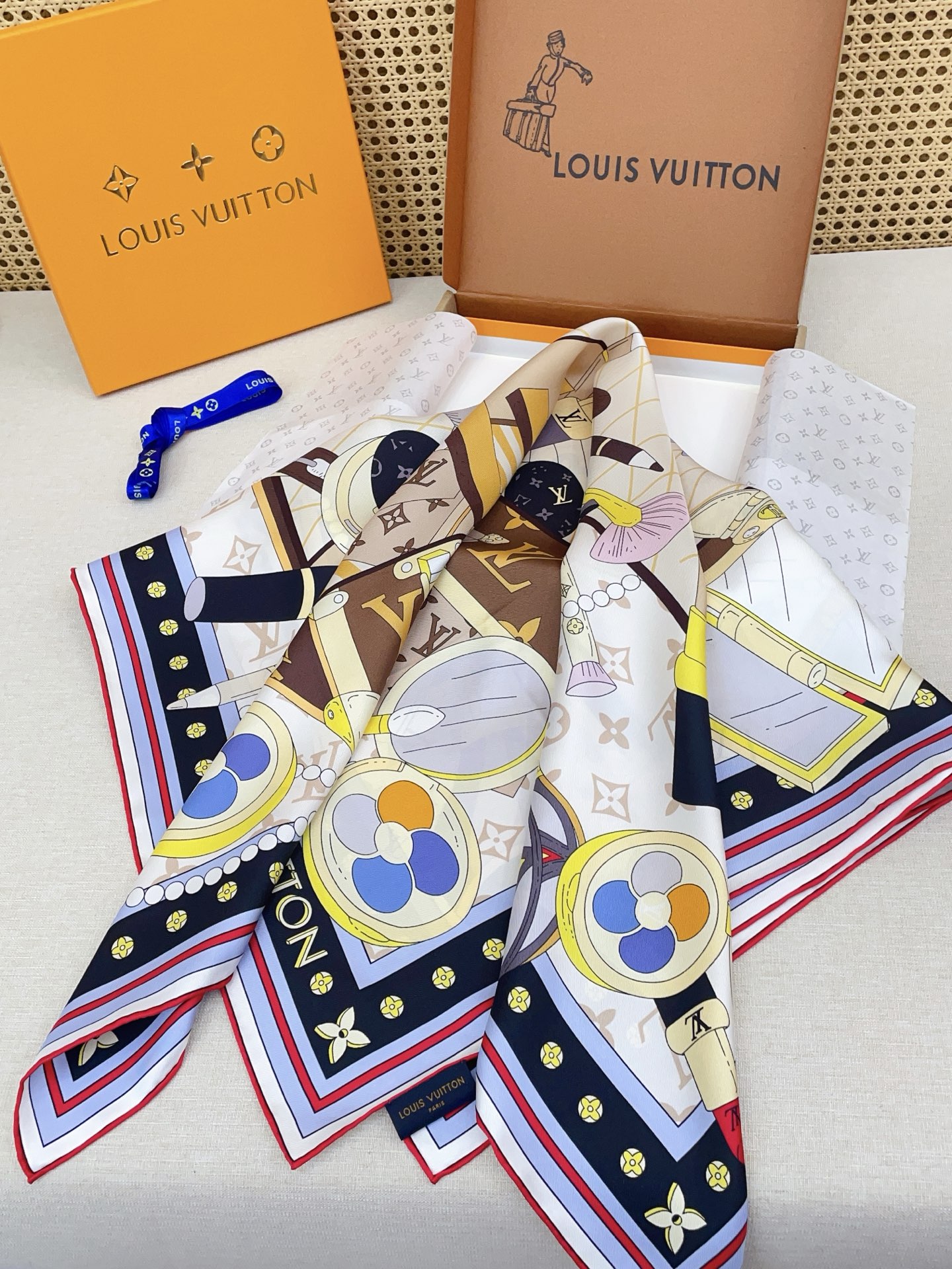 ✨✨【18姆米 双面同色】上身效果疯狂的喜欢❗️专柜也是刚刚上架的，L*最最新款~非常有看头，L的这类元