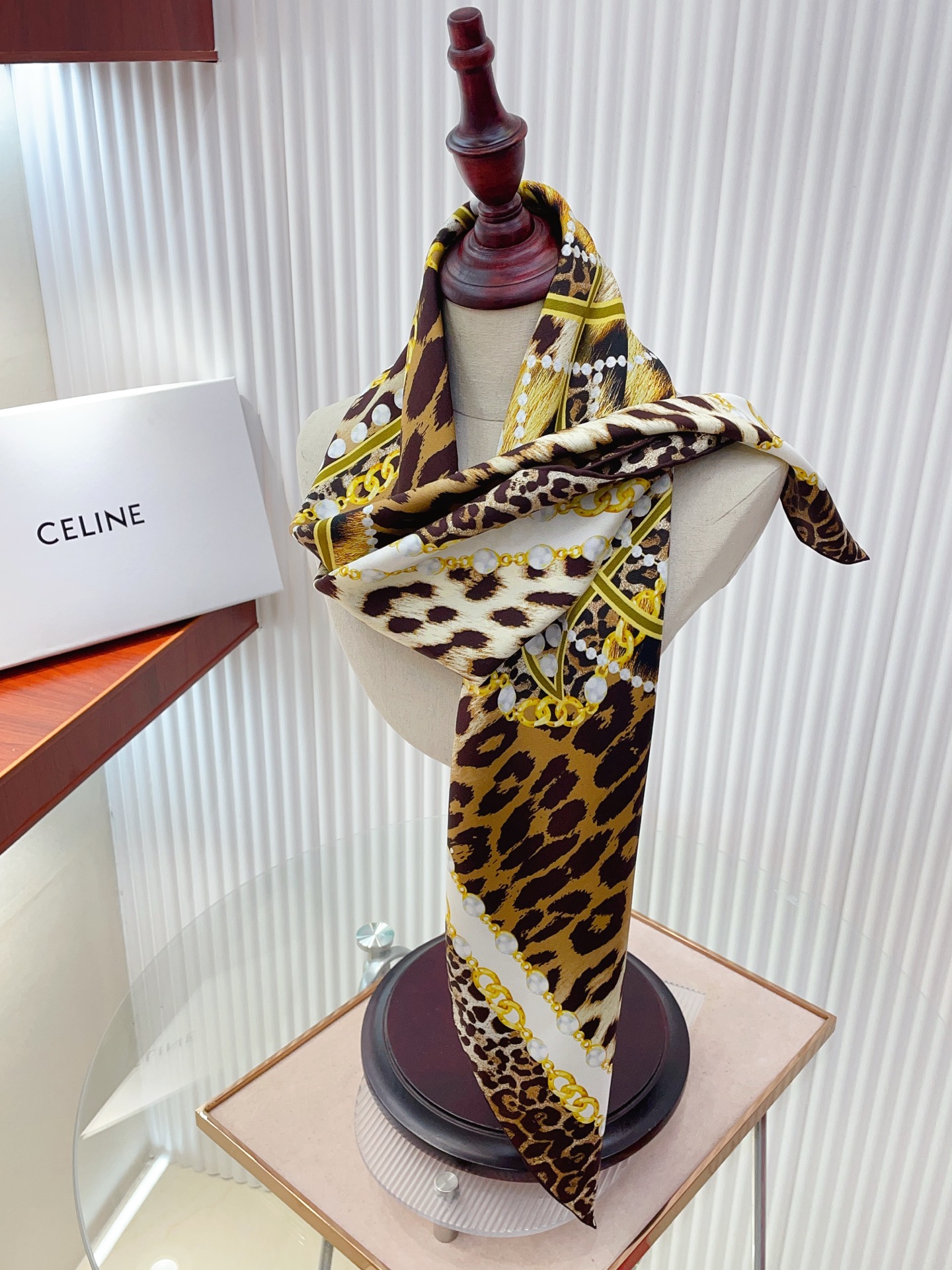 ✨✨【18姆米 双面同色】上身效果疯狂的喜欢❗️专柜也是刚刚上架的，CELINE最最新款~非常有看头，瑟