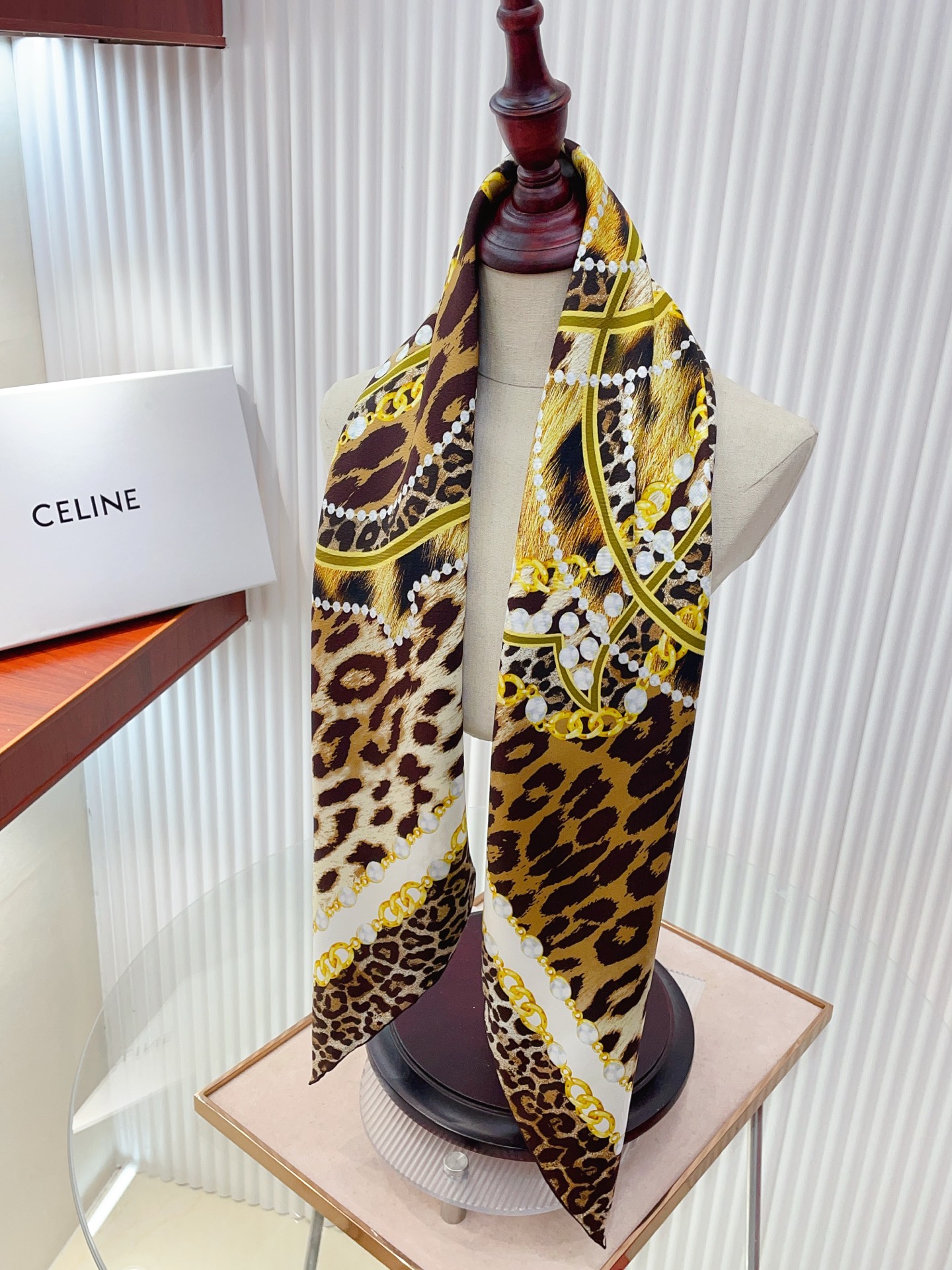 ✨✨【18姆米 双面同色】上身效果疯狂的喜欢❗️专柜也是刚刚上架的，CELINE最最新款~非常有看头，瑟