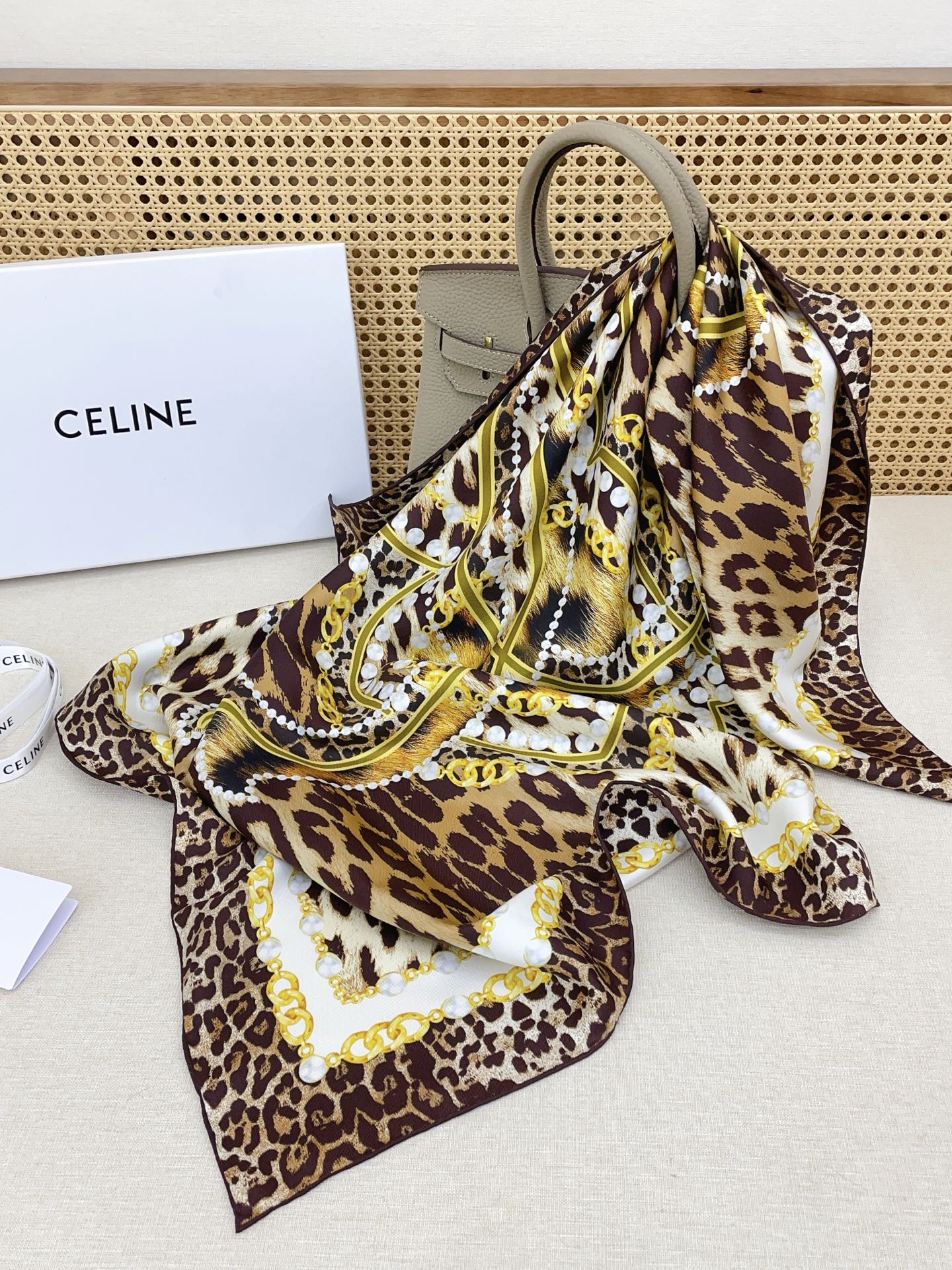 ✨✨【18姆米 双面同色】上身效果疯狂的喜欢❗️专柜也是刚刚上架的，CELINE最最新款~非常有看头，瑟