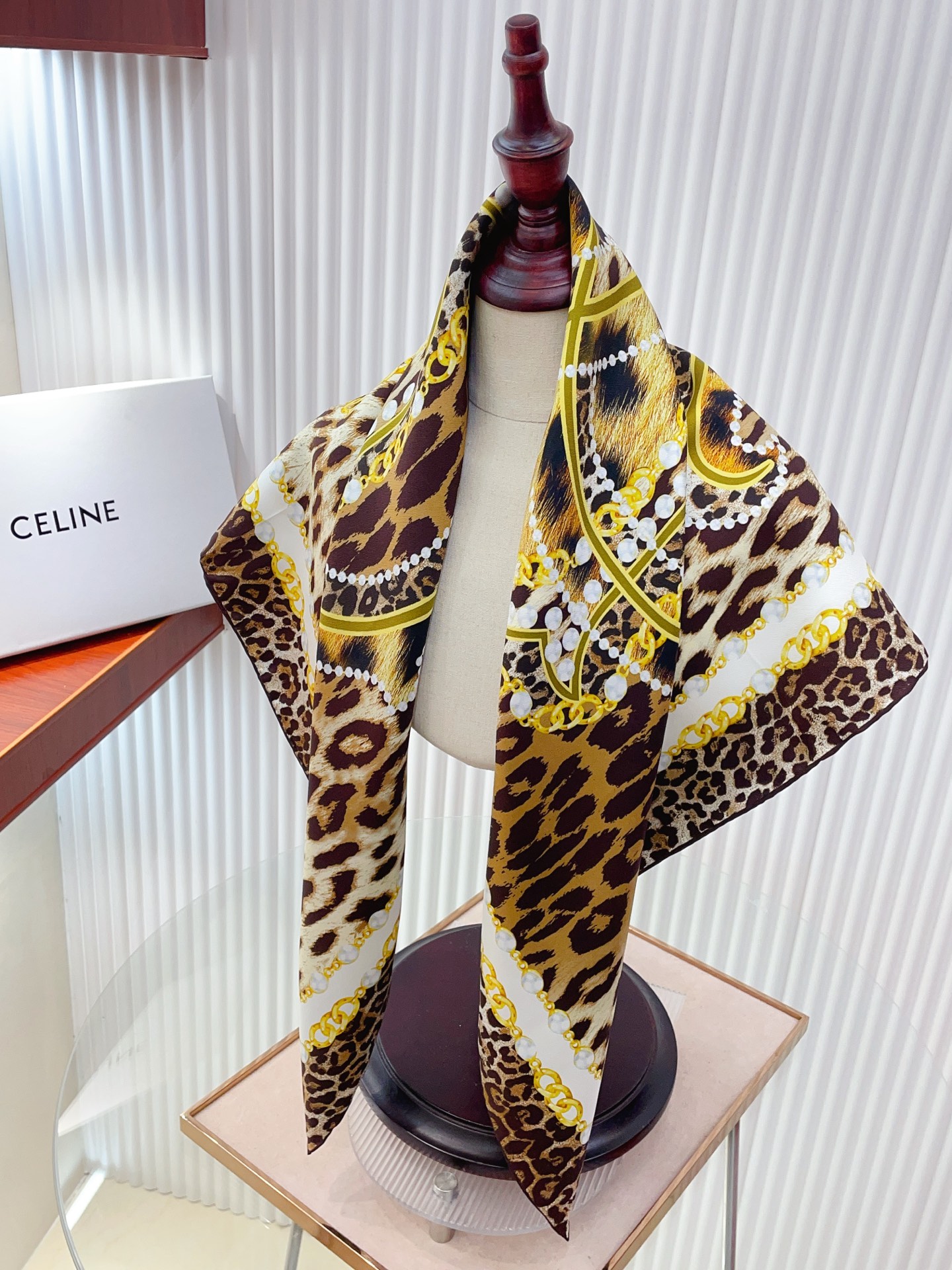 ✨✨【18姆米 双面同色】上身效果疯狂的喜欢❗️专柜也是刚刚上架的，CELINE最最新款~非常有看头，瑟