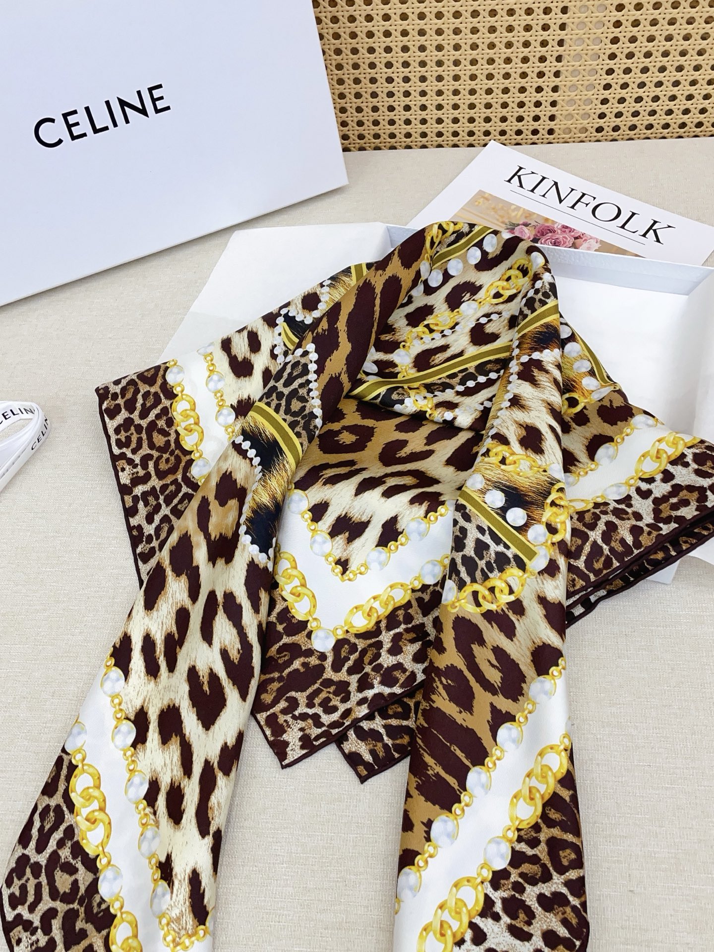 ✨✨【18姆米 双面同色】上身效果疯狂的喜欢❗️专柜也是刚刚上架的，CELINE最最新款~非常有看头，瑟