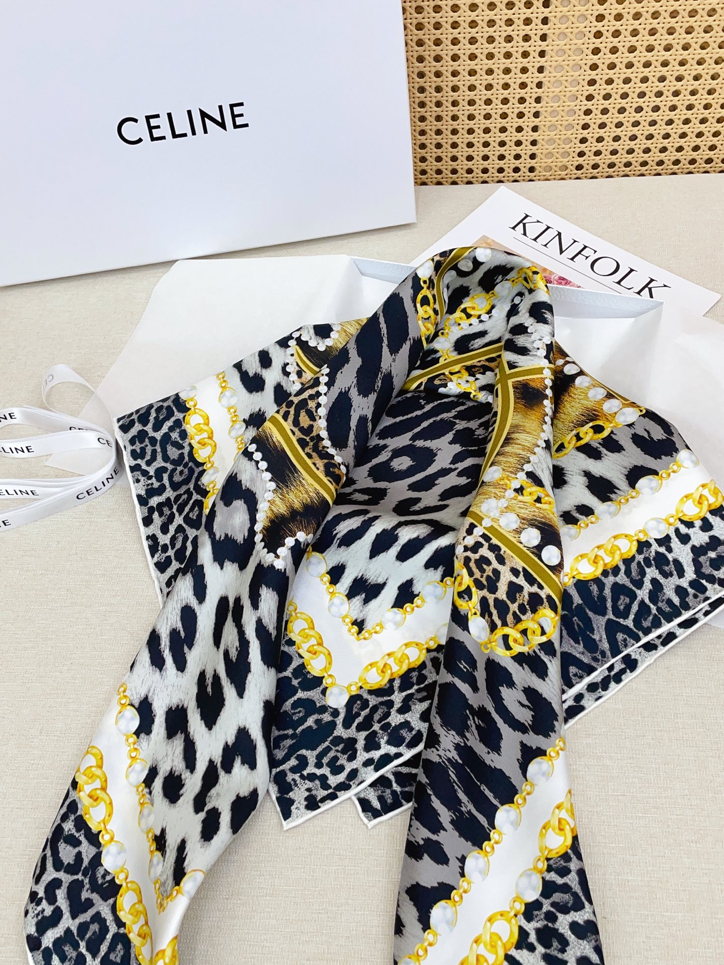 ✨✨【18姆米 双面同色】上身效果疯狂的喜欢❗️专柜也是刚刚上架的，CELINE最最新款~非常有看头，瑟