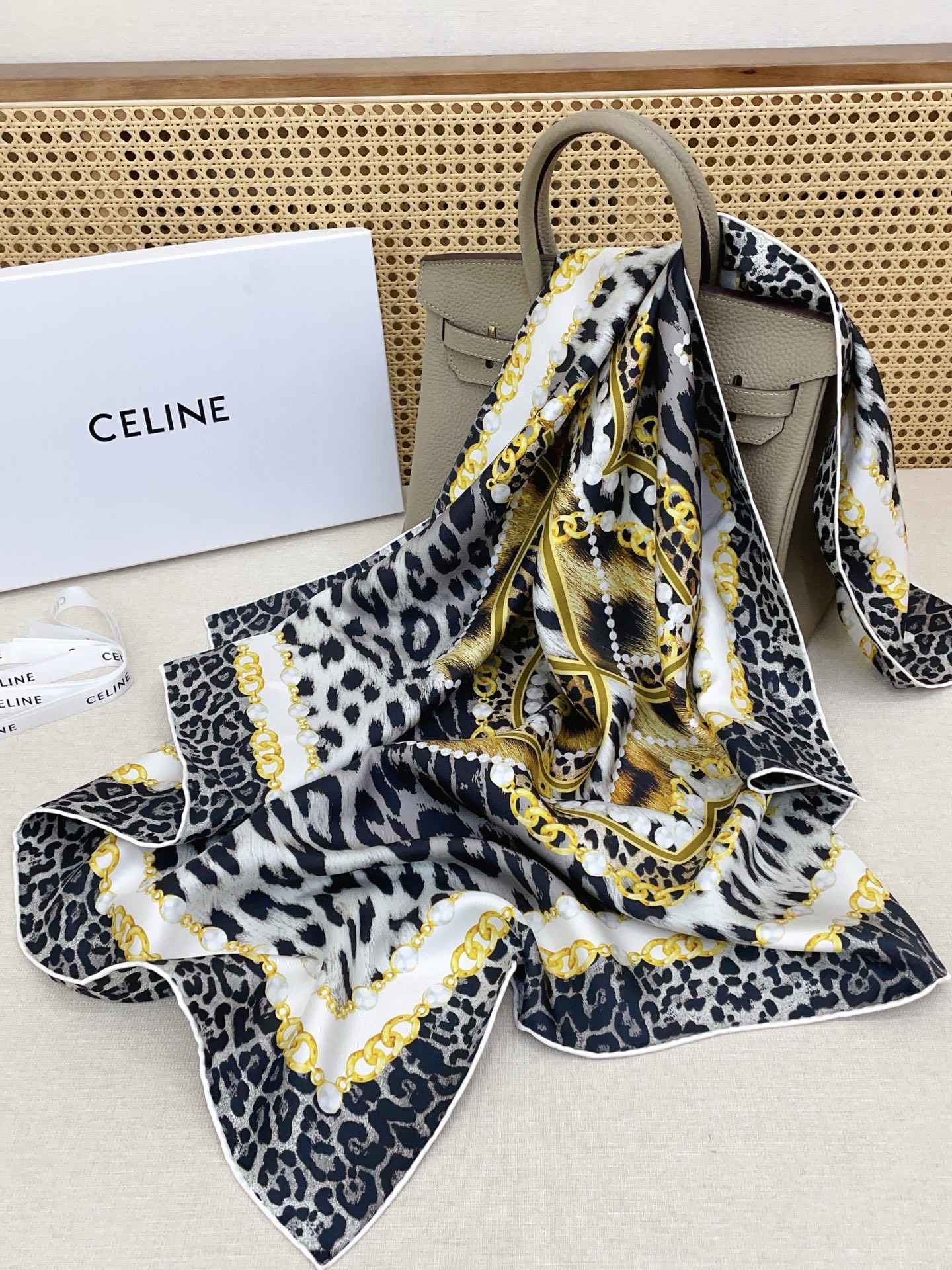 ✨✨【18姆米 双面同色】上身效果疯狂的喜欢❗️专柜也是刚刚上架的，CELINE最最新款~非常有看头，瑟