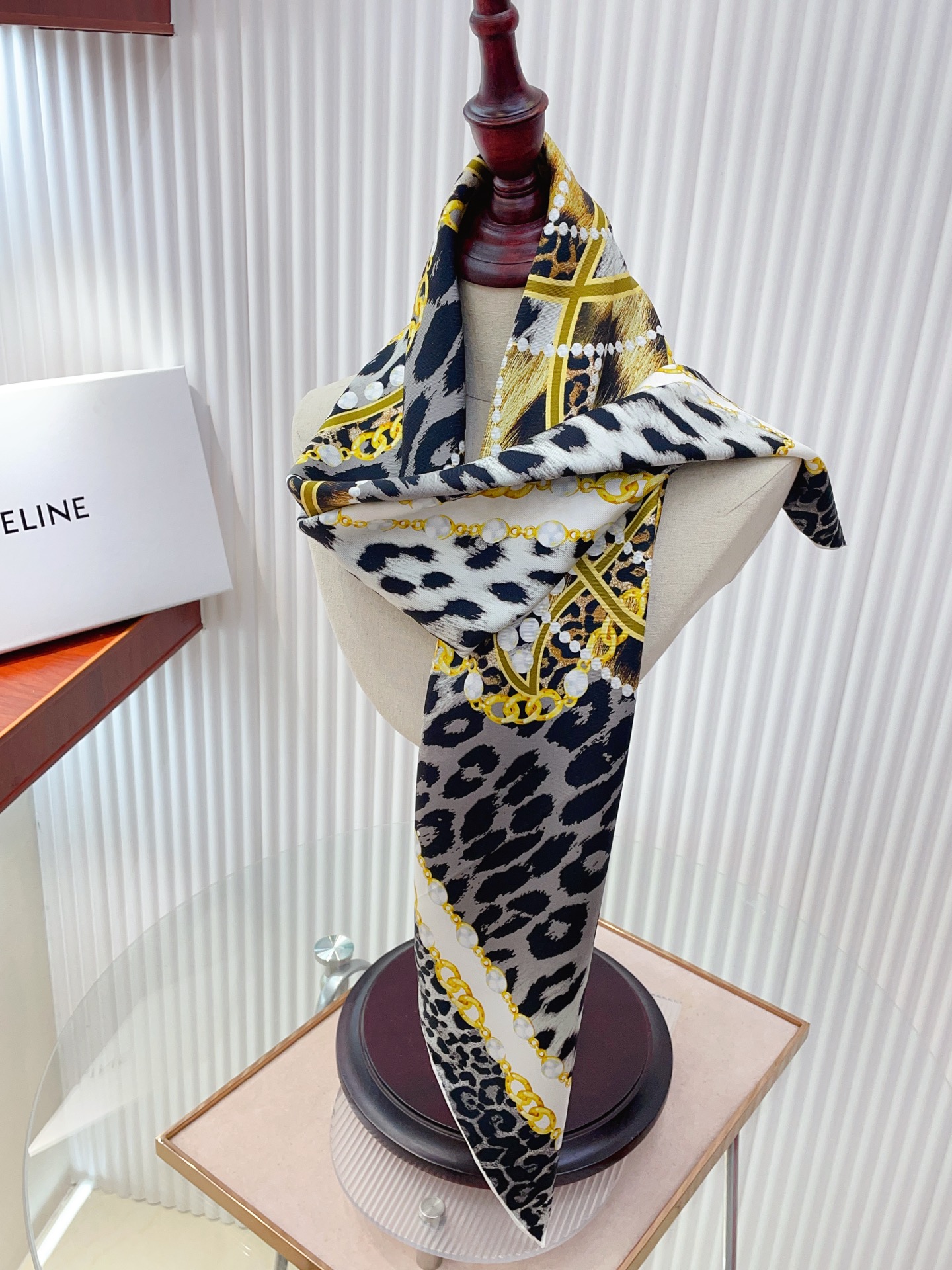 ✨✨【18姆米 双面同色】上身效果疯狂的喜欢❗️专柜也是刚刚上架的，CELINE最最新款~非常有看头，瑟