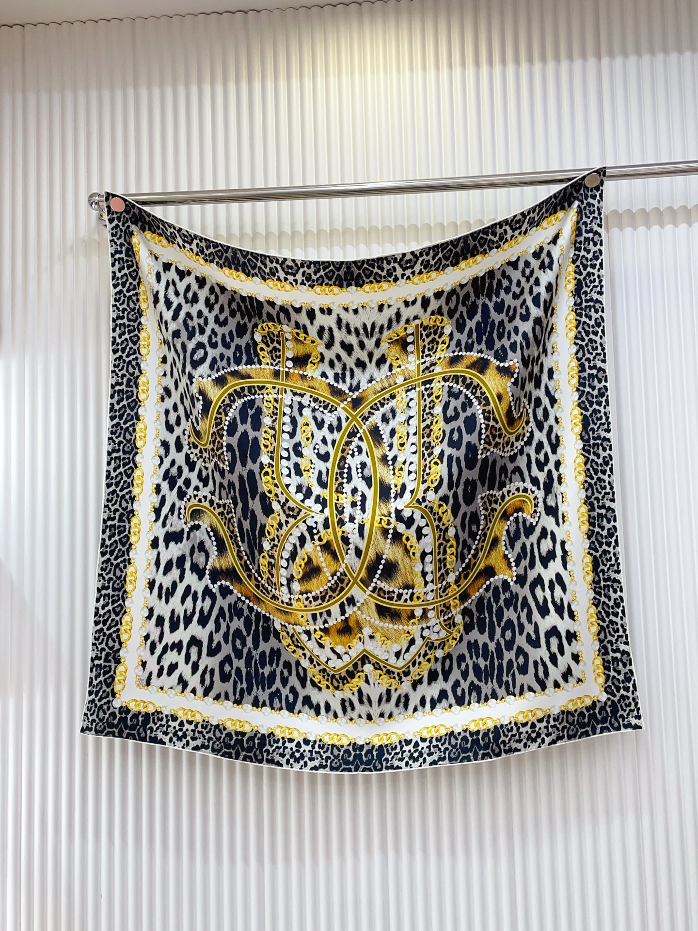 ✨✨【18姆米 双面同色】上身效果疯狂的喜欢❗️专柜也是刚刚上架的，CELINE最最新款~非常有看头，瑟