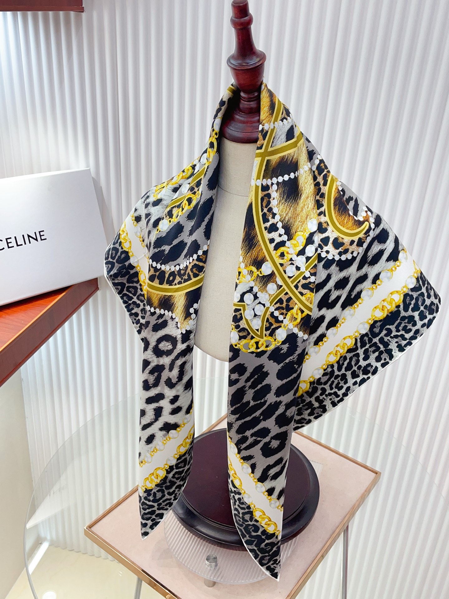 ✨✨【18姆米 双面同色】上身效果疯狂的喜欢❗️专柜也是刚刚上架的，CELINE最最新款~非常有看头，瑟