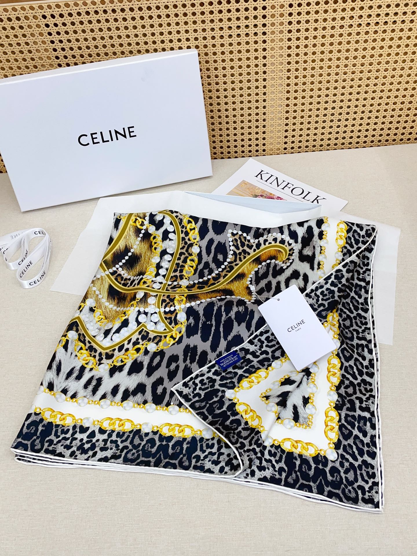 ✨✨【18姆米 双面同色】上身效果疯狂的喜欢❗️专柜也是刚刚上架的，CELINE最最新款~非常有看头，瑟