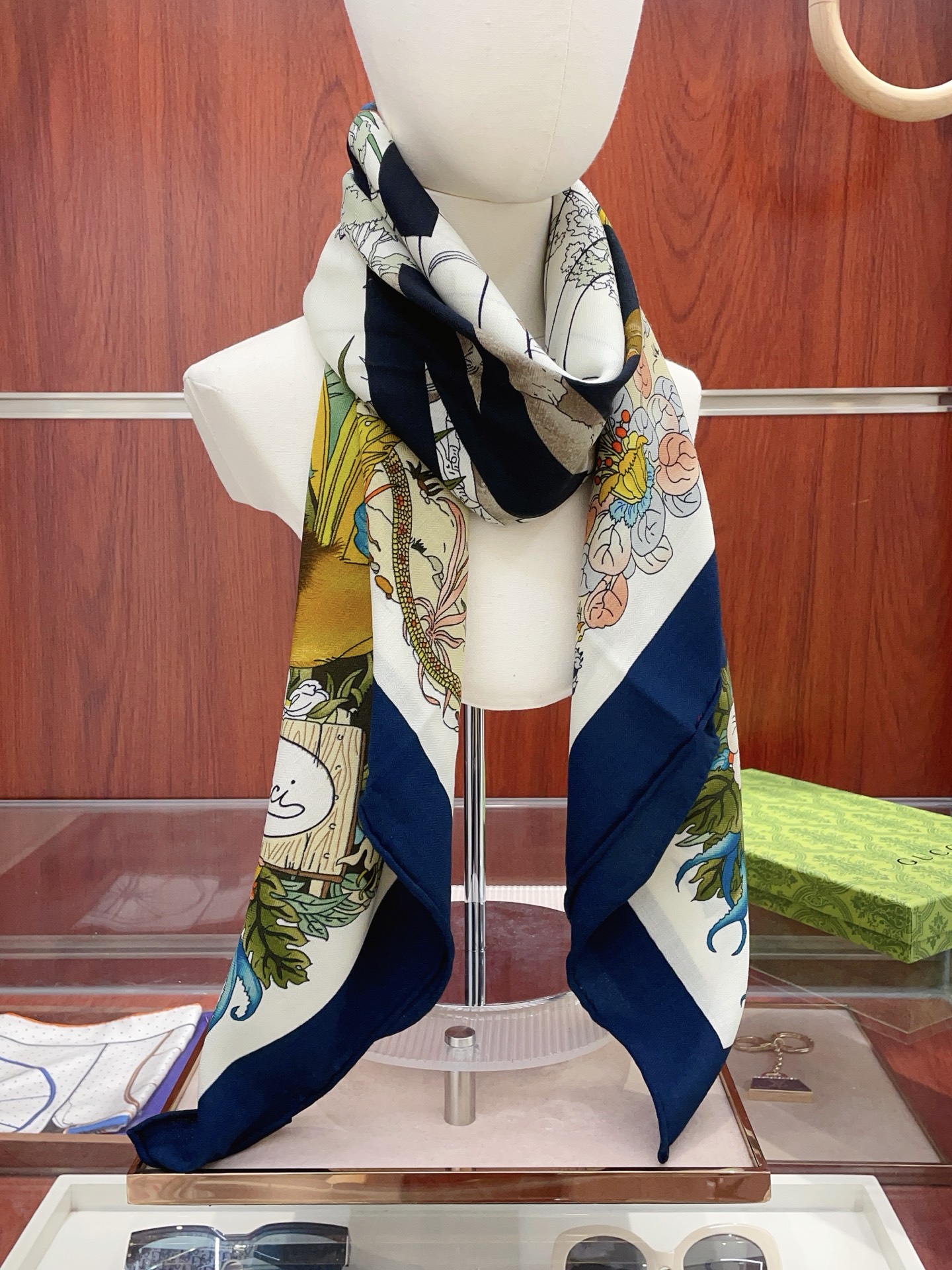 NO:663526,[Double-sided same color silk wool style] Big G [Jungle Leopard 140] Cashmere square scarf grab VIP recommendation Be sure to buy it quickly [High-end love pure cashmere Baby touch is so comfortable that it is a woman's stunner Very few goods can be used in all seasons It's really beautiful and makes people very, very excited. The upper body effect is simply beautiful. The quality is perfect. The whole scarf gives a big-name aura and is very delicate and beautiful at the same time. It is definitely a new style worth buying. Once you get the real thing, you will be glad that you are a woman's perfect product.  It is worth appreciating the perfect temperament and taste. Ditails are preferred by VIPs. Upper size is 140*140cm. Velvet high version scarf, high version scarf.19860909【双面同色 丝毛款】大G【丛林豹子140】羊绒方巾抢VIP推荐 下手一定要快【高端 大爱 纯羊绒 婴儿触感舒服到飞女人尤物 货极少 四季都可以用真心美的让人非常非常心动 上身效果简直美翻了 品质非常完美 整个围巾给人大牌气场的同时又非常精致秀丽绝对值得入手的新款 实物一拿到就会庆幸自己是女人的绝美好货 值得品鉴完美气质品味Ditails首选VIP们 上尺寸140*140cm.丝绒款高版本围巾,高版本围巾,scarf