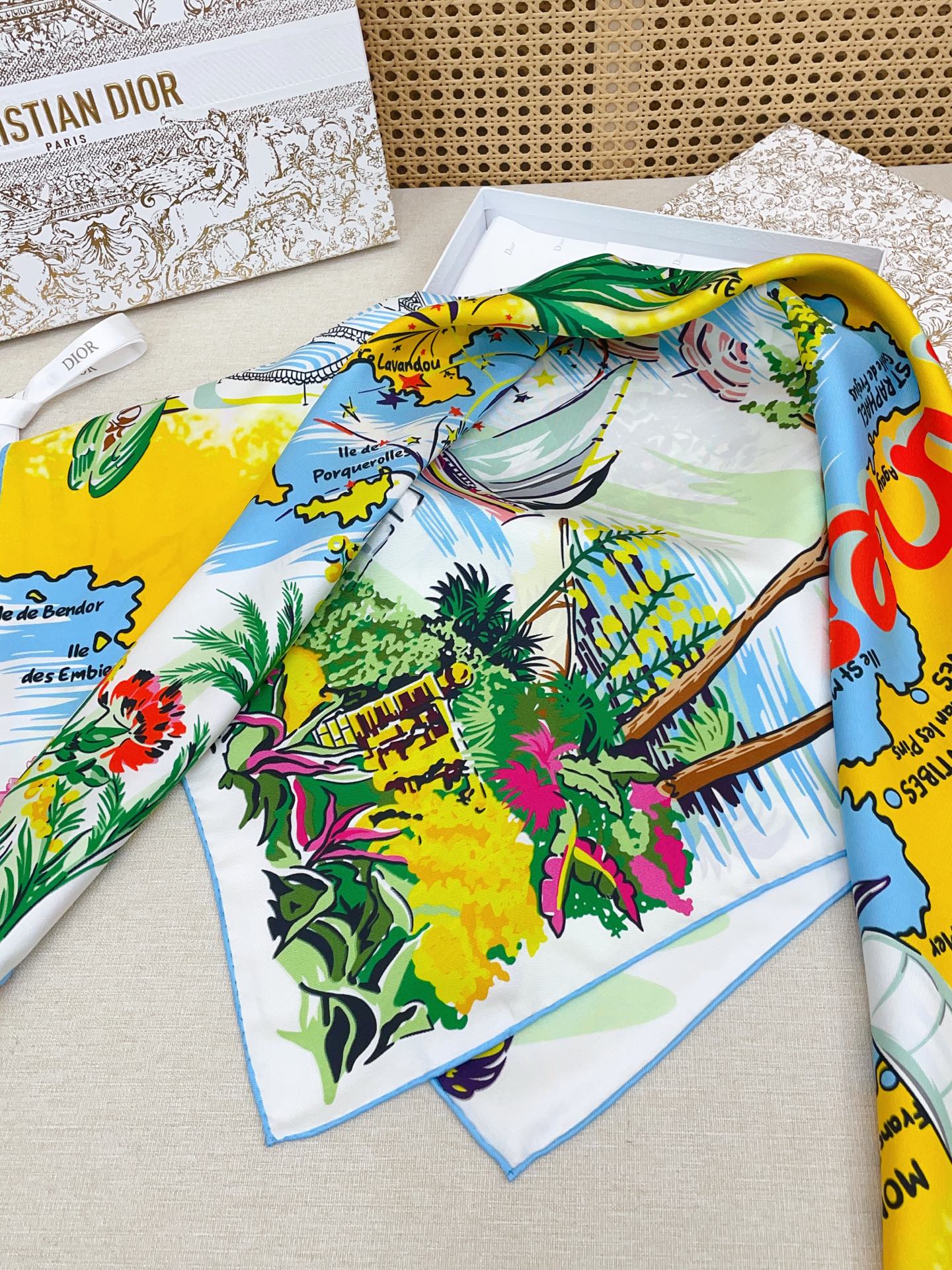 ✨✨【18姆米 双面同色】高级感爆棚❗️CD【城市🌆元素90】高级时髦风‼️配色非常考究，图案匠心，上身