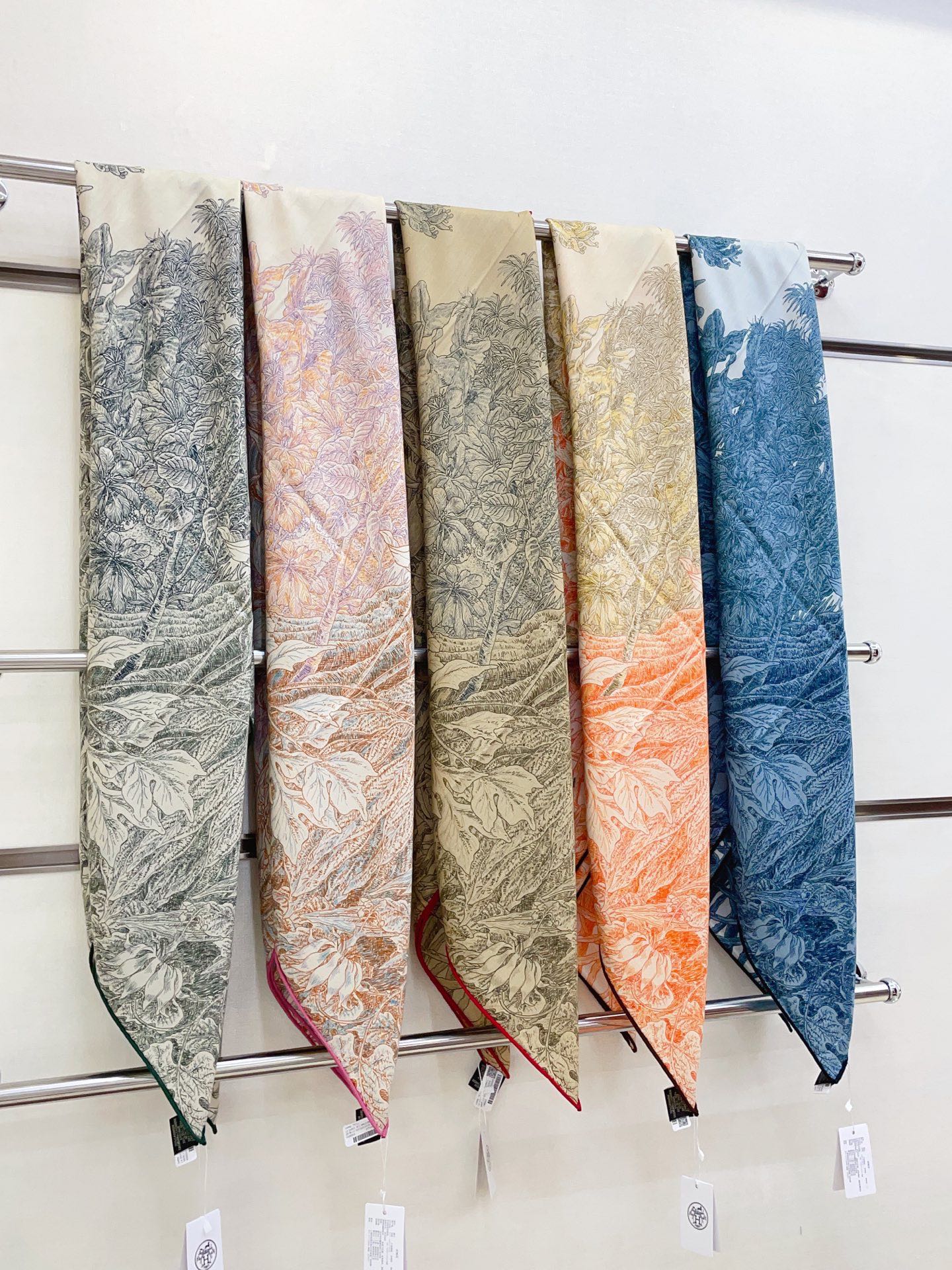 ✨✨【双面同色 丝毛款】H家羊绒新款 买了都说好看‼️推荐💕【巴勒莫植物园 140】羊绒方巾‼️H家ZG