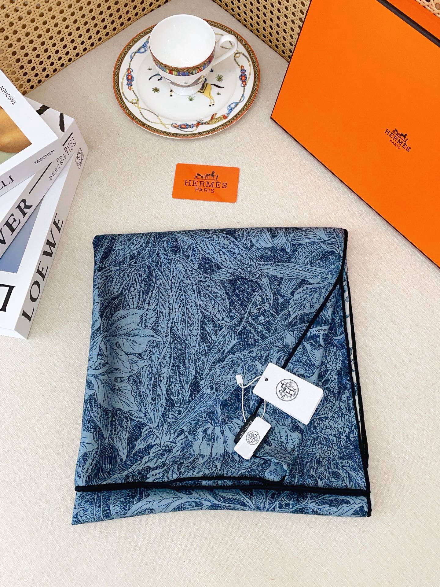 ✨✨【双面同色 丝毛款】H家羊绒新款 买了都说好看‼️推荐💕【巴勒莫植物园 140】羊绒方巾‼️H家ZG