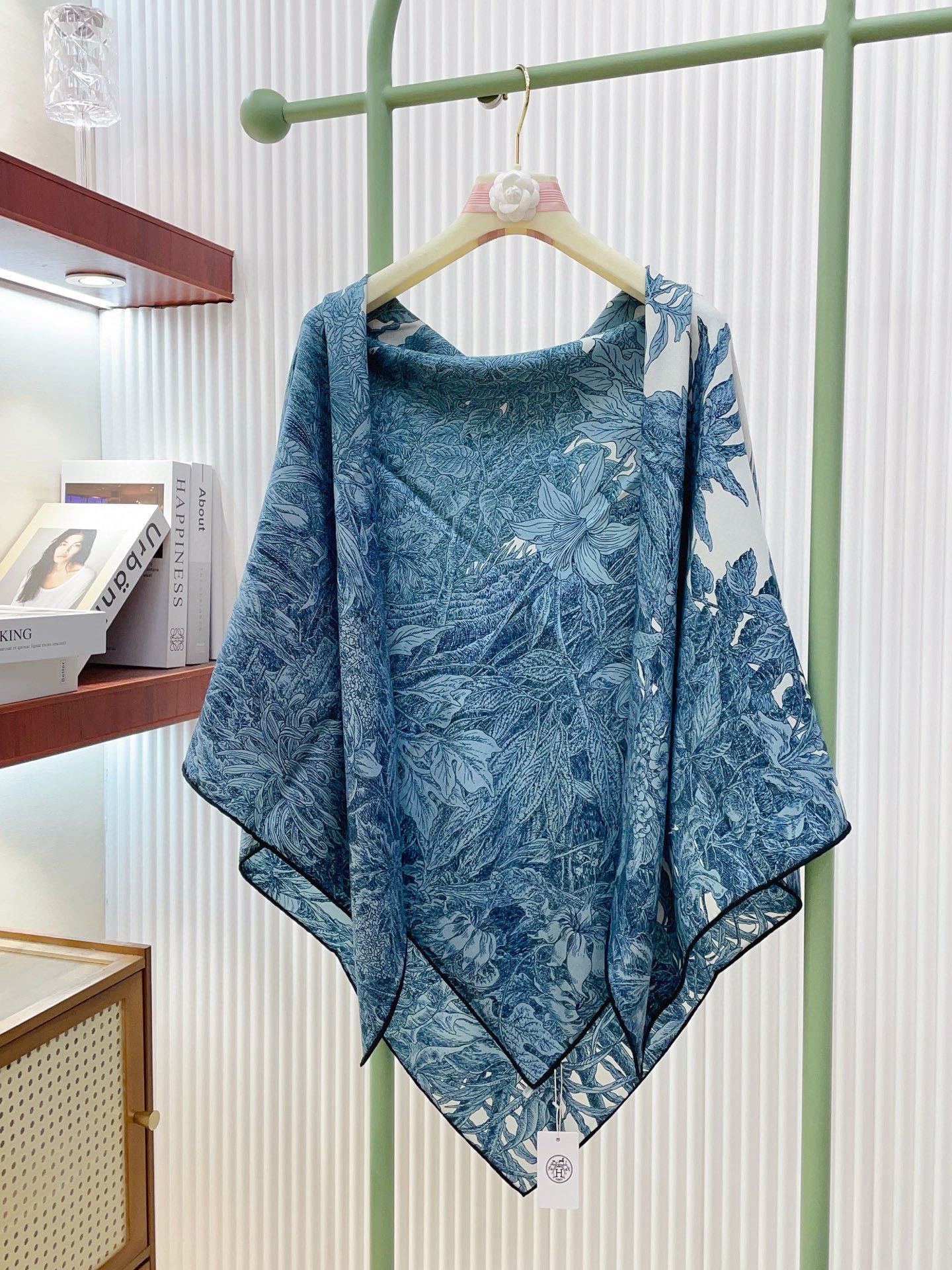 ✨✨【双面同色 丝毛款】H家羊绒新款 买了都说好看‼️推荐💕【巴勒莫植物园 140】羊绒方巾‼️H家ZG