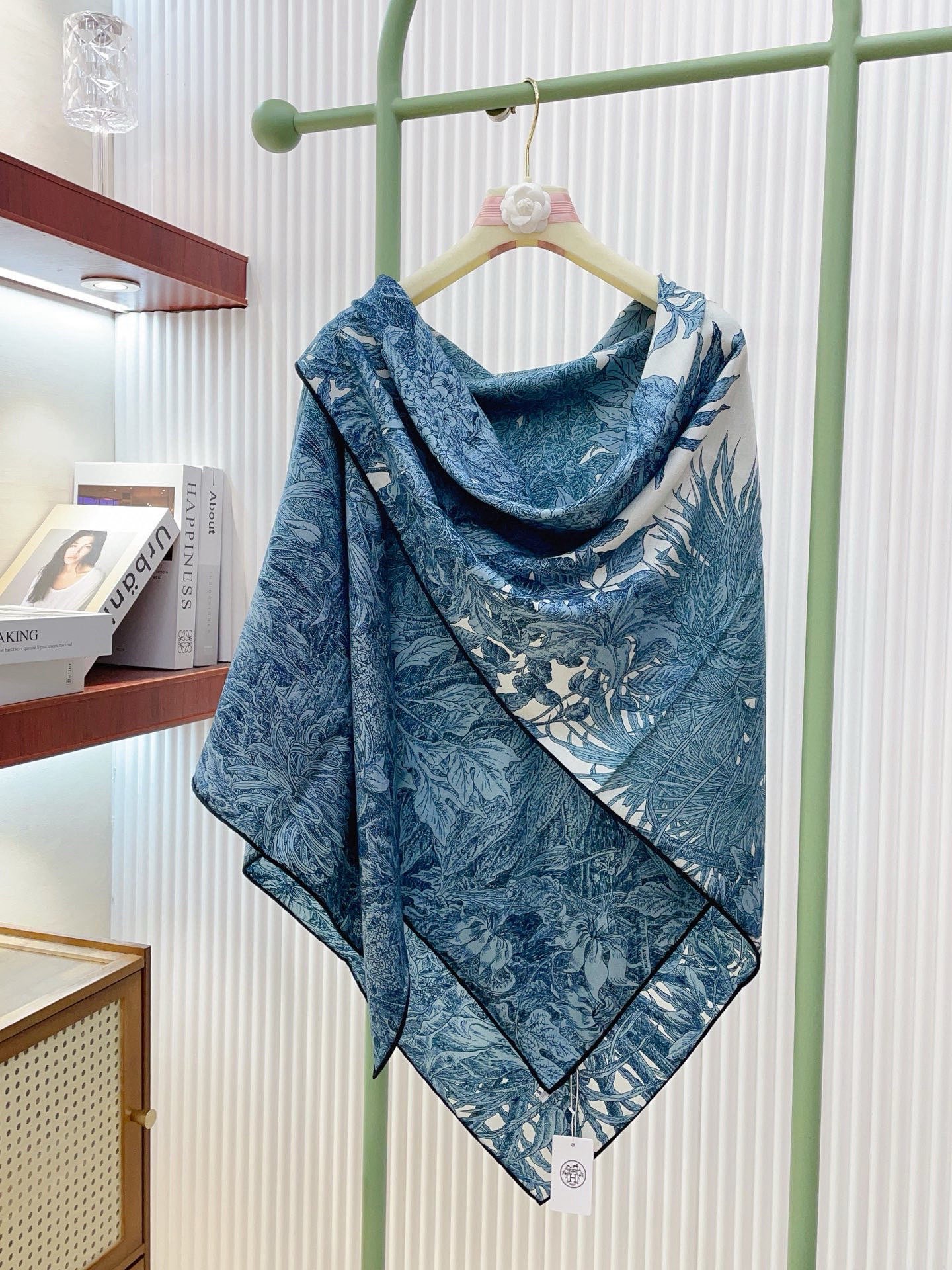 ✨✨【双面同色 丝毛款】H家羊绒新款 买了都说好看‼️推荐💕【巴勒莫植物园 140】羊绒方巾‼️H家ZG