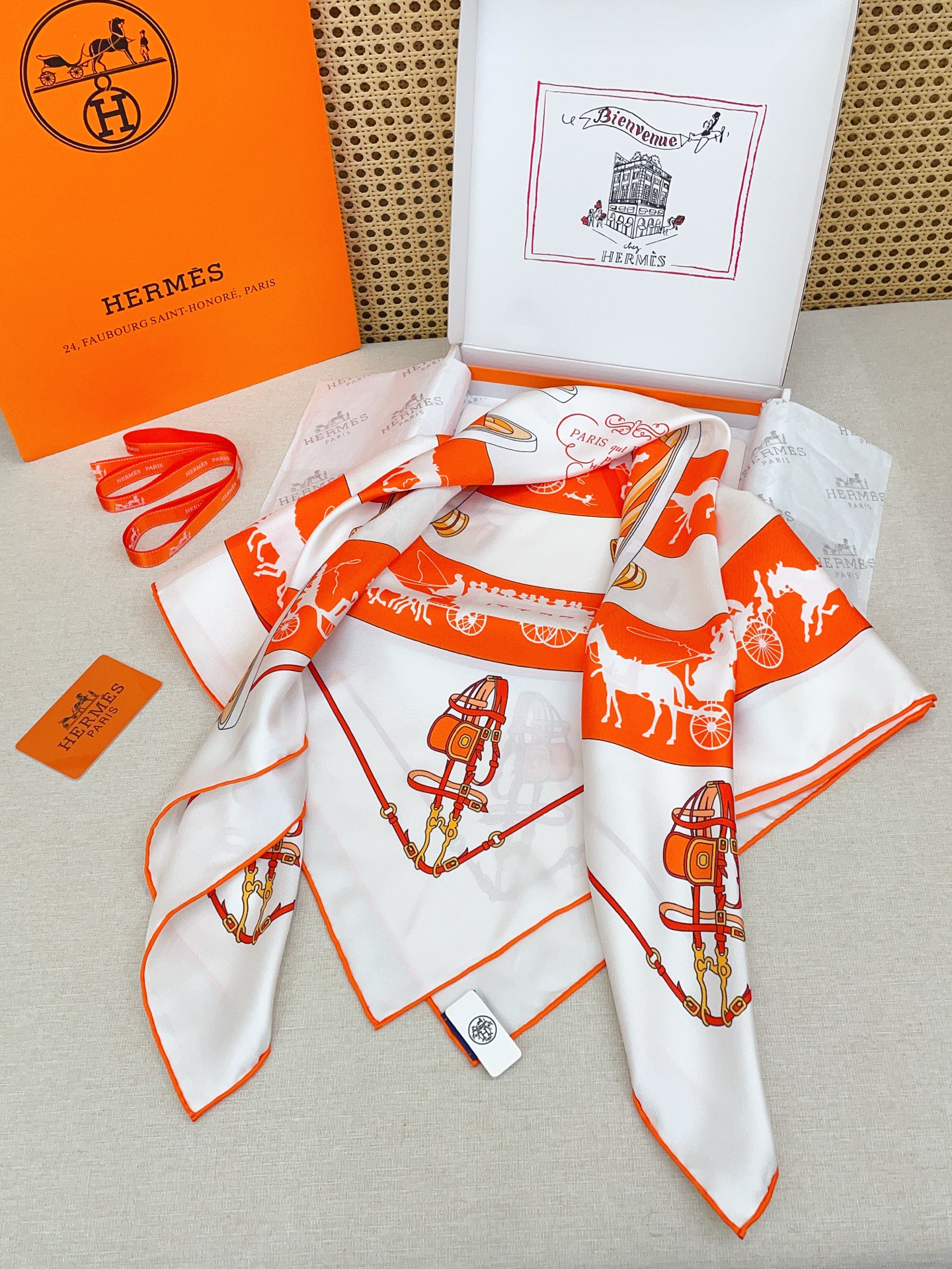 ✨✨【18姆米 双面同色】H**S真丝新款🆕👏👏买了都说好看‼️推荐💕【转动中的巴黎 90】真丝方巾，顶