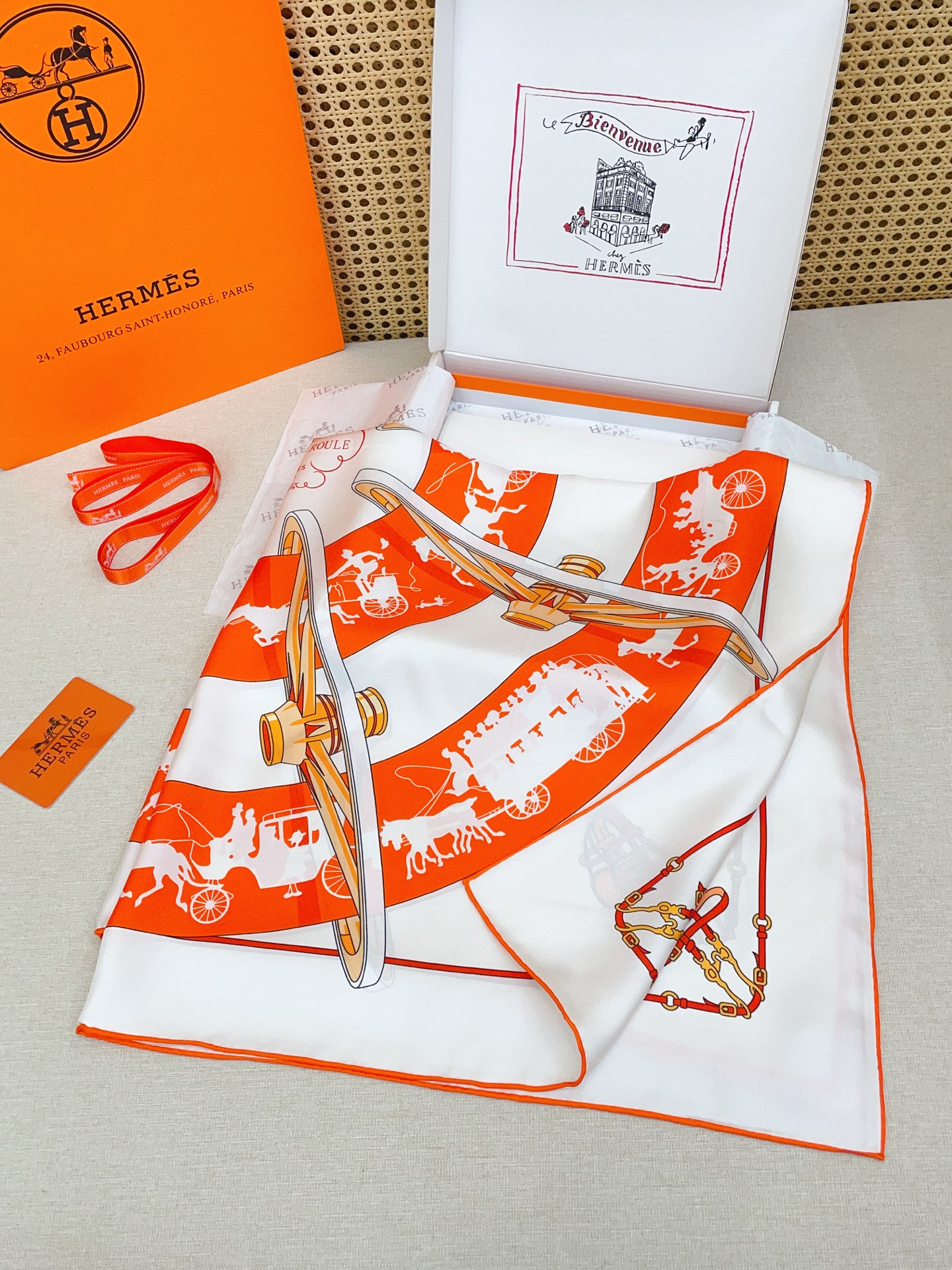 ✨✨【18姆米 双面同色】H**S真丝新款🆕👏👏买了都说好看‼️推荐💕【转动中的巴黎 90】真丝方巾，顶