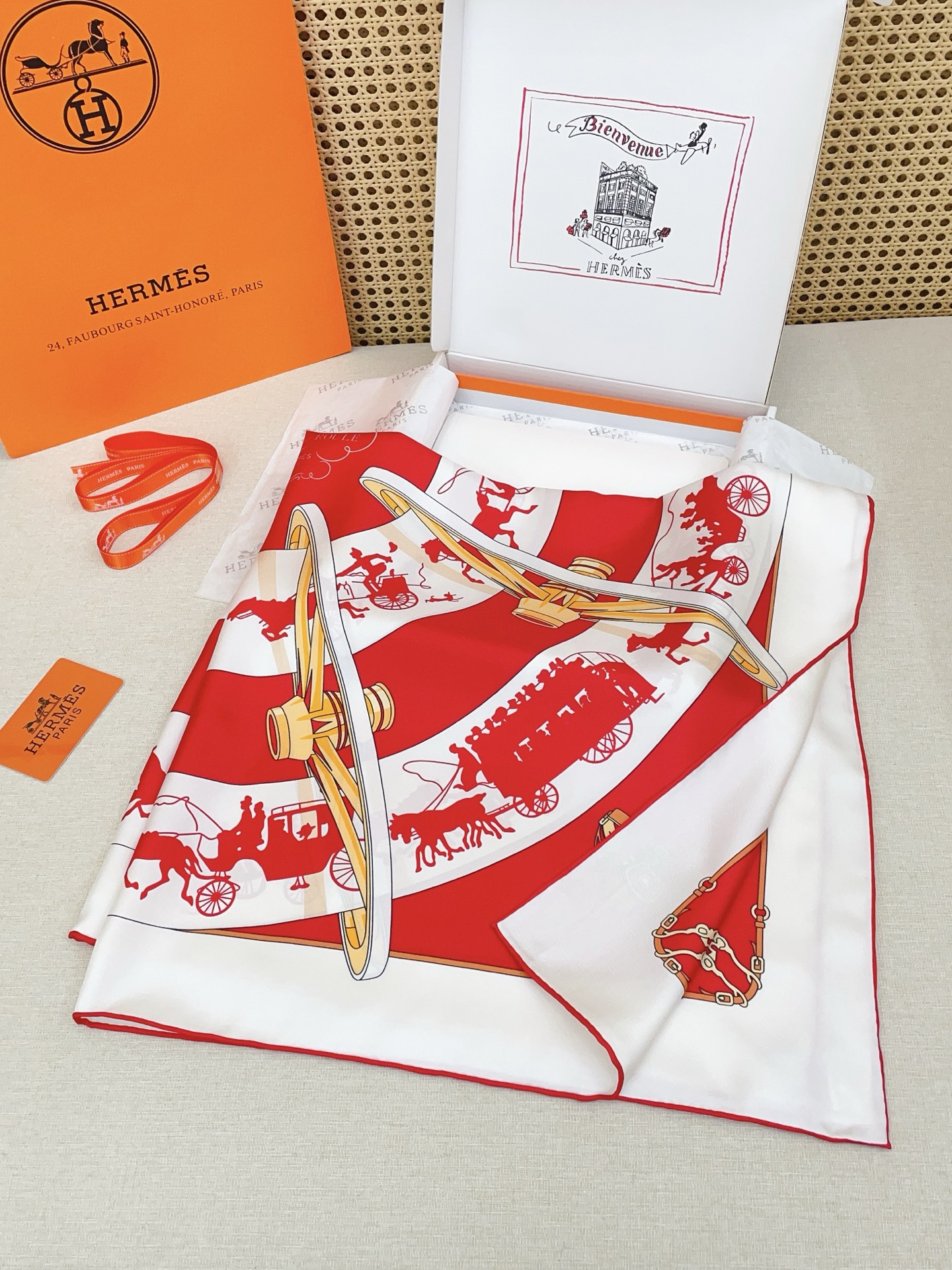 ✨✨【18姆米 双面同色】H**S真丝新款🆕👏👏买了都说好看‼️推荐💕【转动中的巴黎 90】真丝方巾，顶