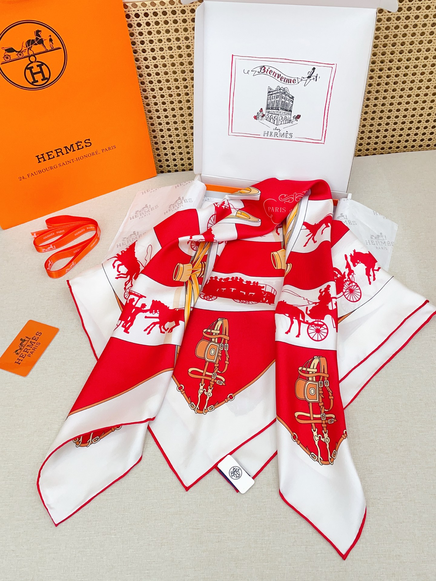 ✨✨【18姆米 双面同色】H**S真丝新款🆕👏👏买了都说好看‼️推荐💕【转动中的巴黎 90】真丝方巾，顶