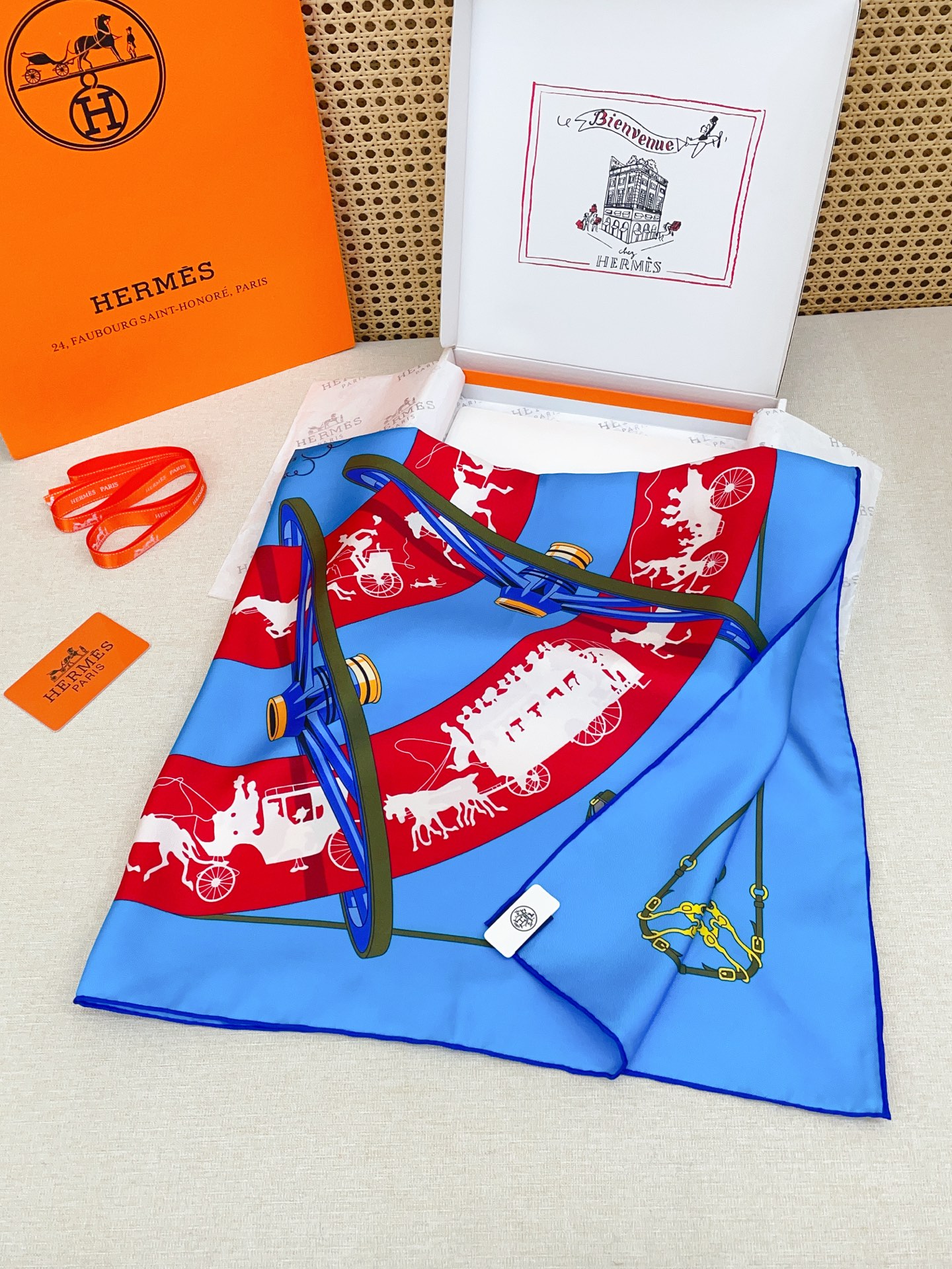 ✨✨【18姆米 双面同色】H**S真丝新款🆕👏👏买了都说好看‼️推荐💕【转动中的巴黎 90】真丝方巾，顶