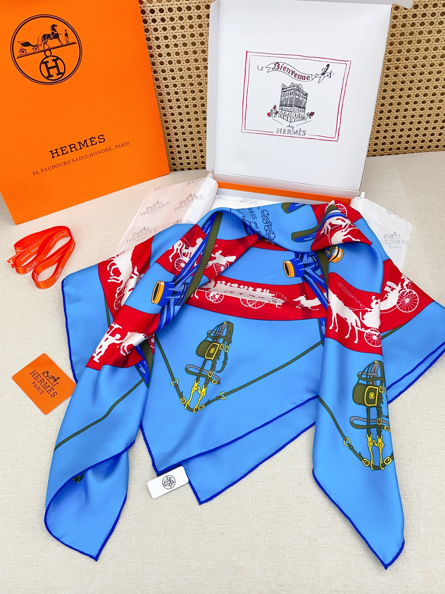 ✨✨【18姆米 双面同色】H**S真丝新款🆕👏👏买了都说好看‼️推荐💕【转动中的巴黎 90】真丝方巾，顶