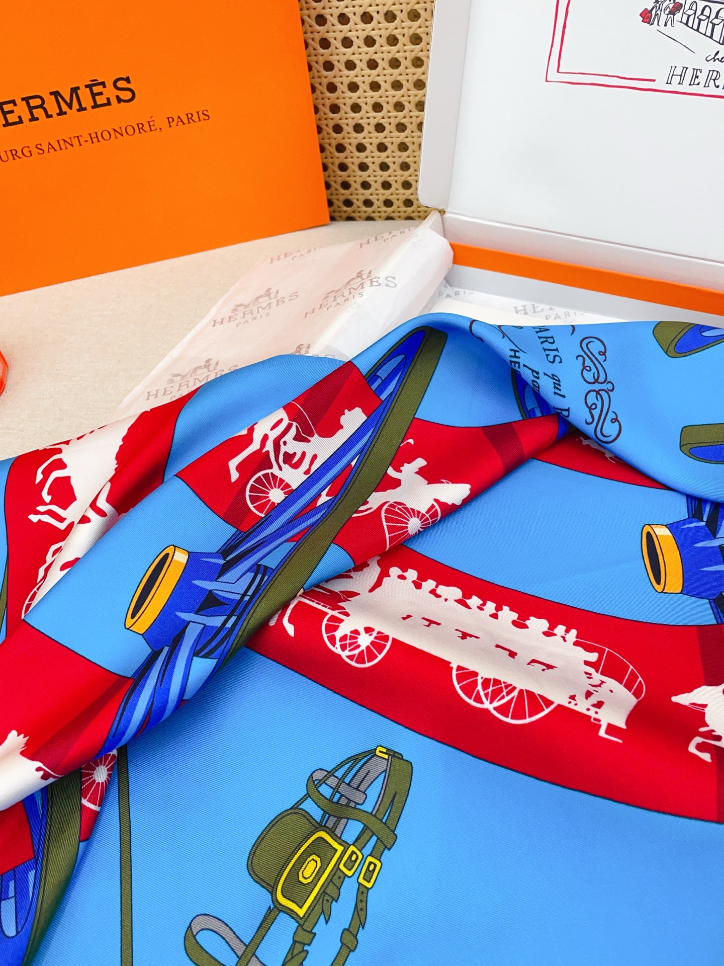 ✨✨【18姆米 双面同色】H**S真丝新款🆕👏👏买了都说好看‼️推荐💕【转动中的巴黎 90】真丝方巾，顶