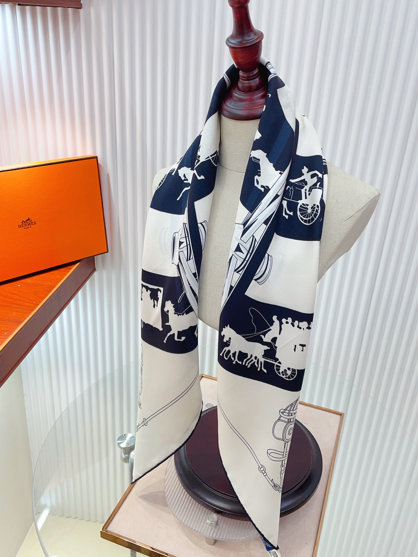 ✨✨【18姆米 双面同色】H**S真丝新款🆕👏👏买了都说好看‼️推荐💕【转动中的巴黎 90】真丝方巾，顶