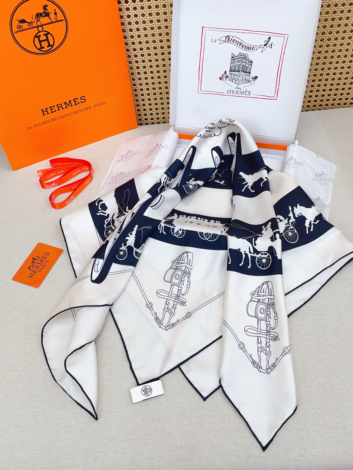 ✨✨【18姆米 双面同色】H**S真丝新款🆕👏👏买了都说好看‼️推荐💕【转动中的巴黎 90】真丝方巾，顶