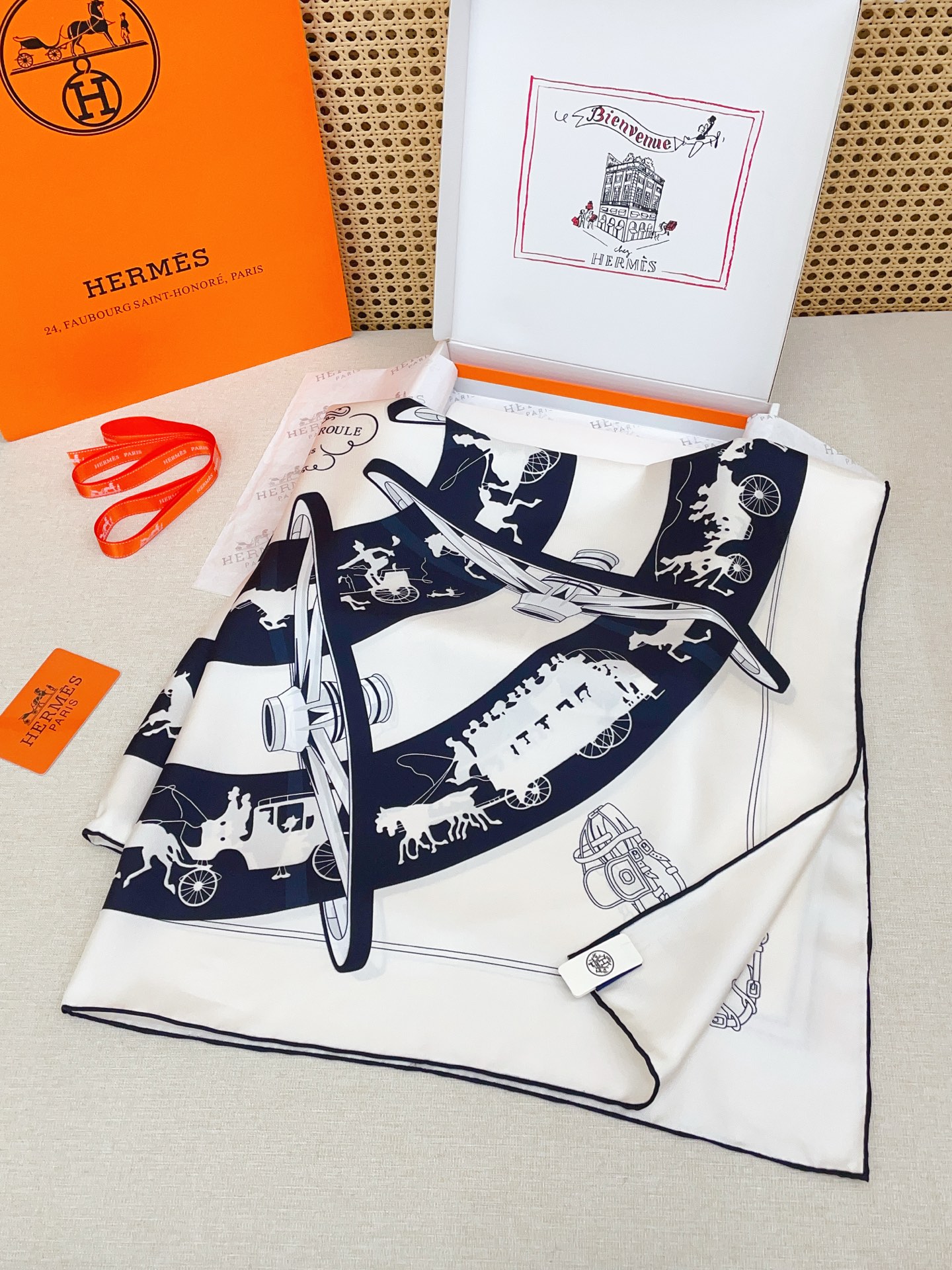 ✨✨【18姆米 双面同色】H**S真丝新款🆕👏👏买了都说好看‼️推荐💕【转动中的巴黎 90】真丝方巾，顶