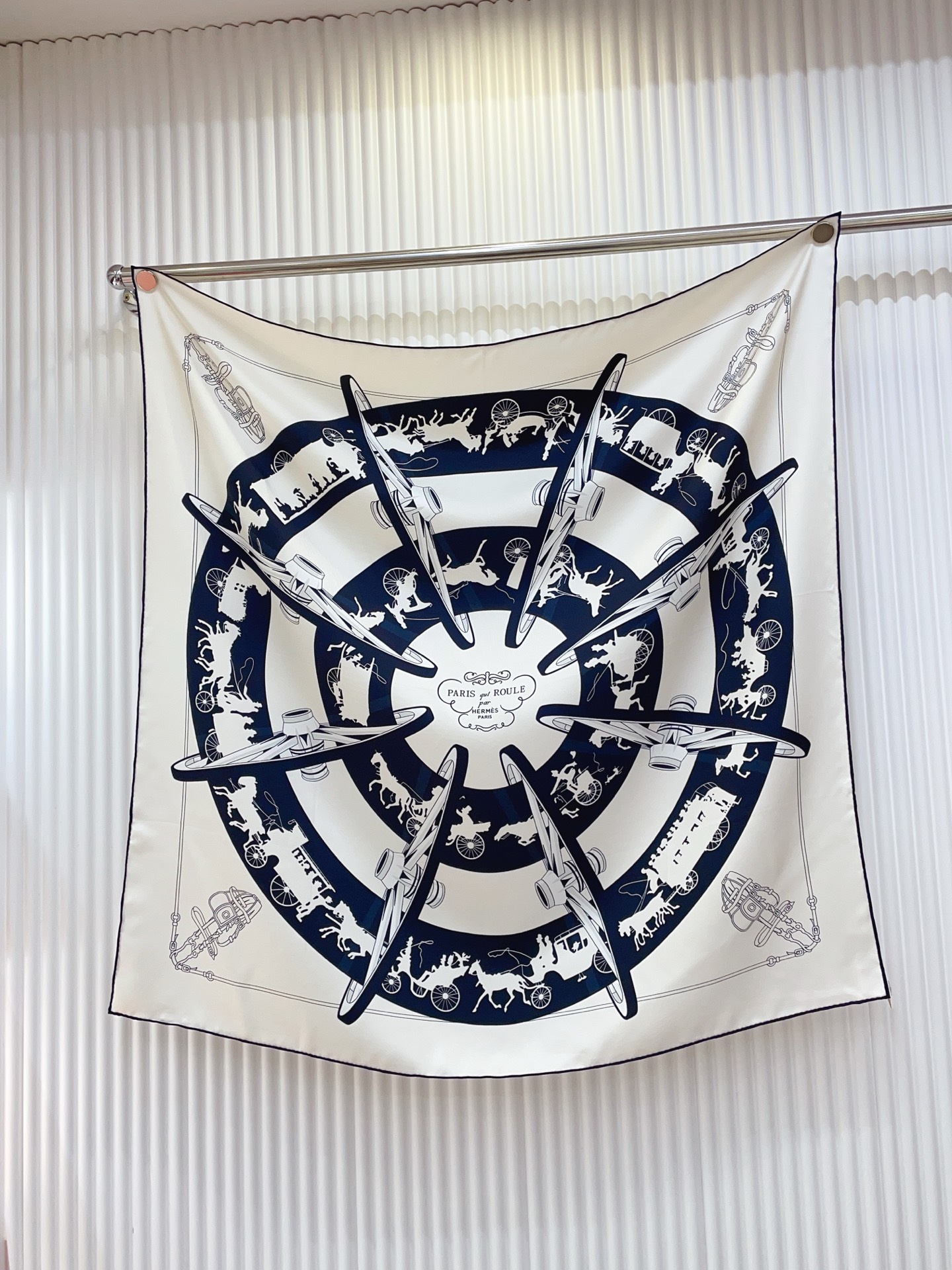 ✨✨【18姆米 双面同色】H**S真丝新款🆕👏👏买了都说好看‼️推荐💕【转动中的巴黎 90】真丝方巾，顶