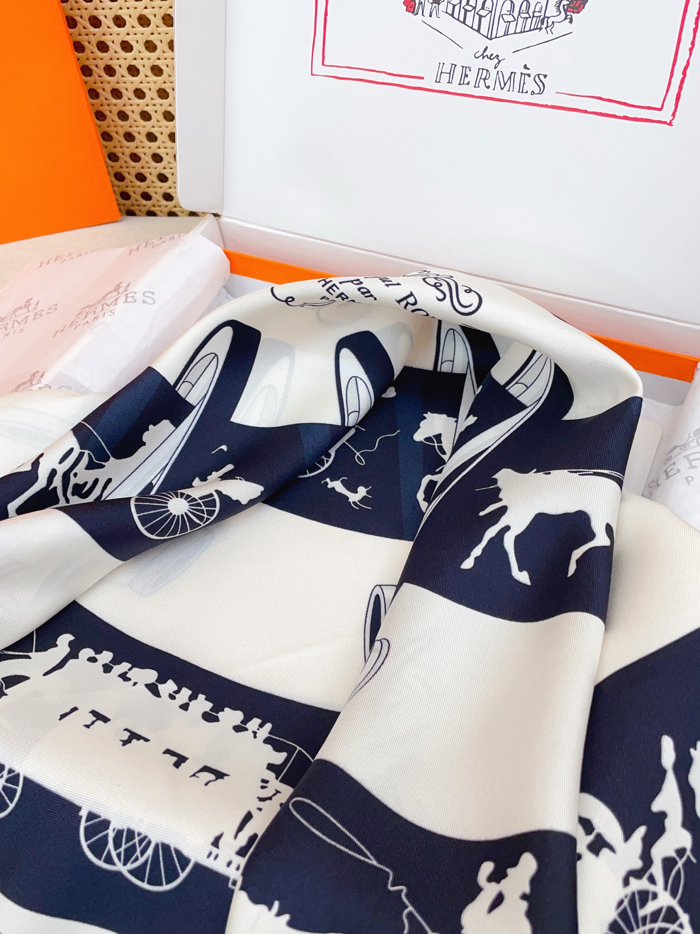 ✨✨【18姆米 双面同色】H**S真丝新款🆕👏👏买了都说好看‼️推荐💕【转动中的巴黎 90】真丝方巾，顶