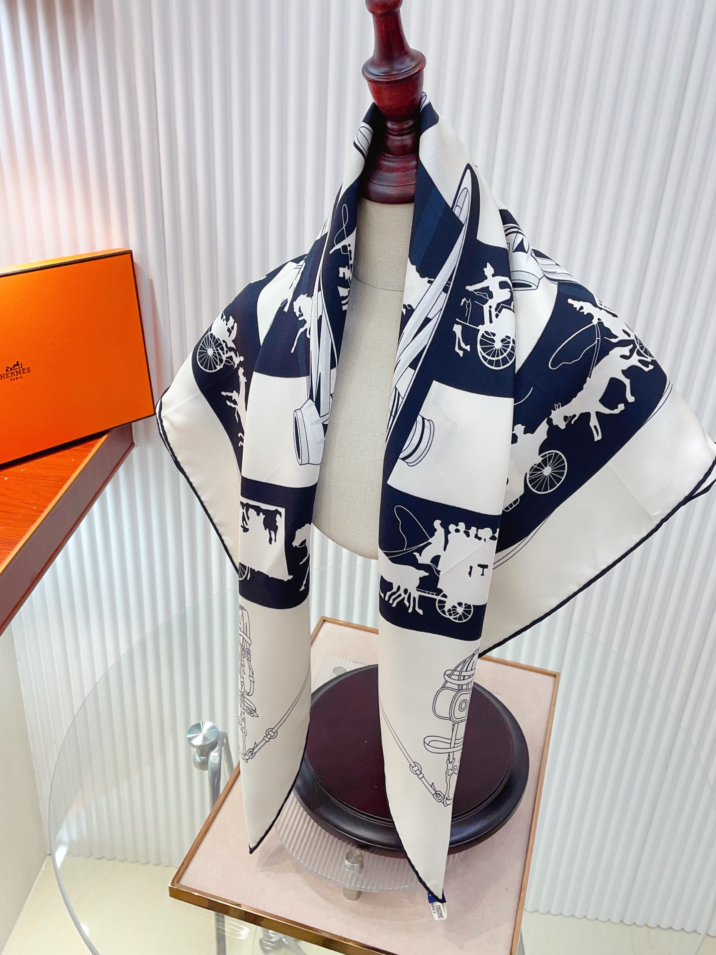 ✨✨【18姆米 双面同色】H**S真丝新款🆕👏👏买了都说好看‼️推荐💕【转动中的巴黎 90】真丝方巾，顶