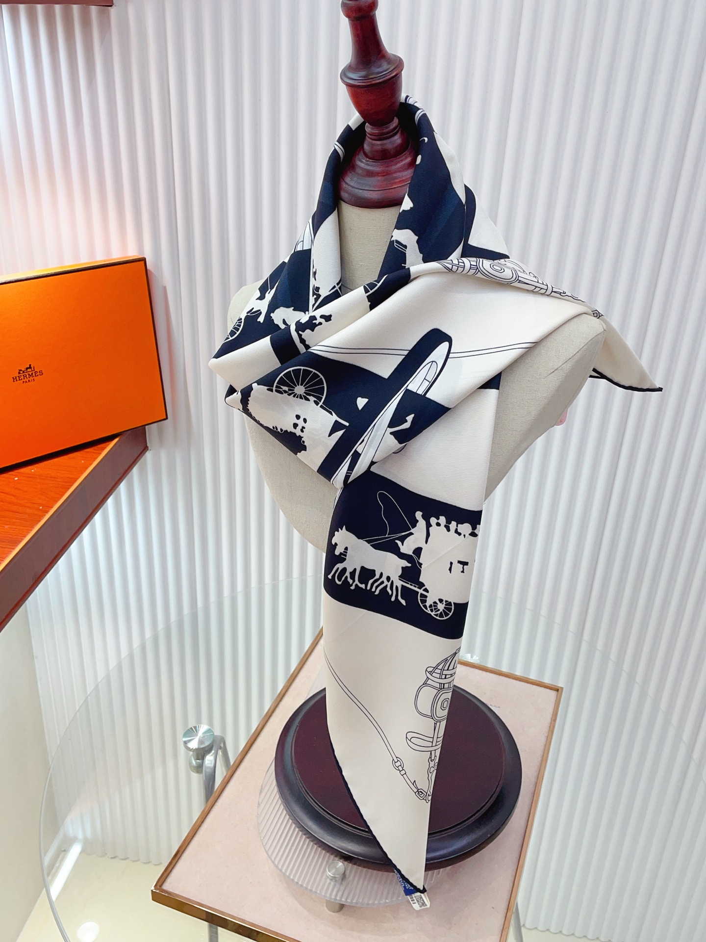 ✨✨【18姆米 双面同色】H**S真丝新款🆕👏👏买了都说好看‼️推荐💕【转动中的巴黎 90】真丝方巾，顶