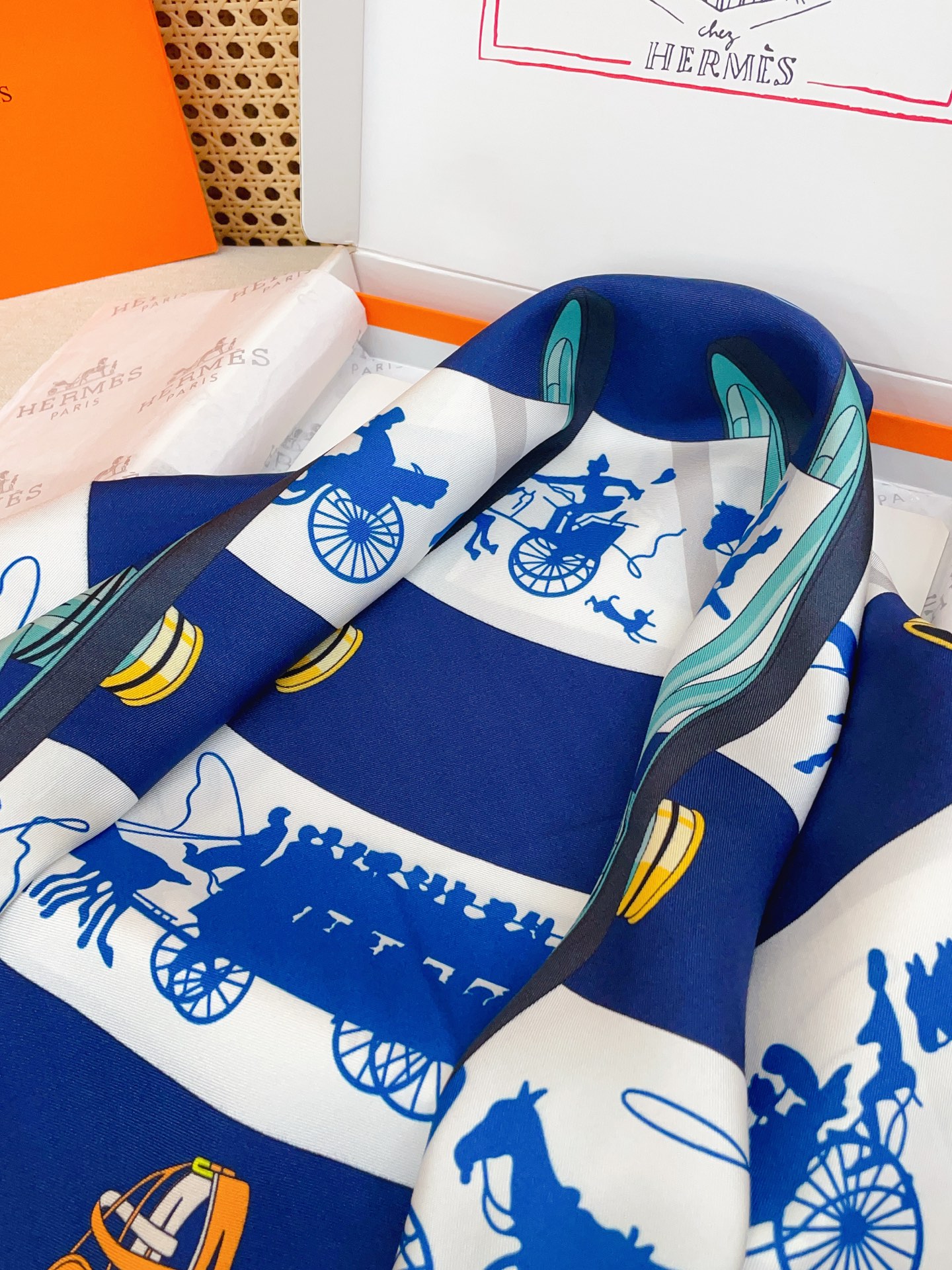 ✨✨【18姆米 双面同色】H**S真丝新款🆕👏👏买了都说好看‼️推荐💕【转动中的巴黎 90】真丝方巾，顶