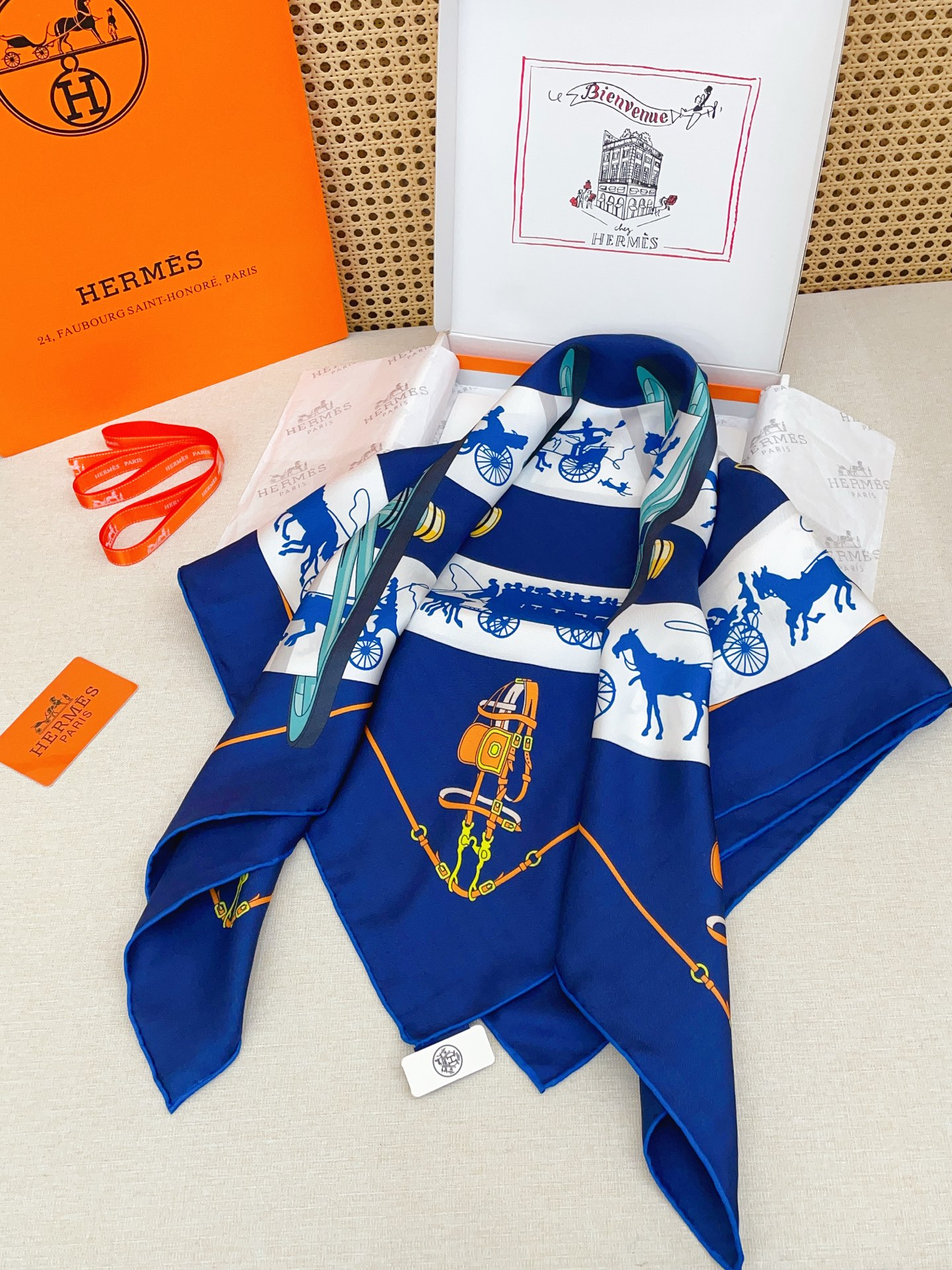 ✨✨【18姆米 双面同色】H**S真丝新款🆕👏👏买了都说好看‼️推荐💕【转动中的巴黎 90】真丝方巾，顶