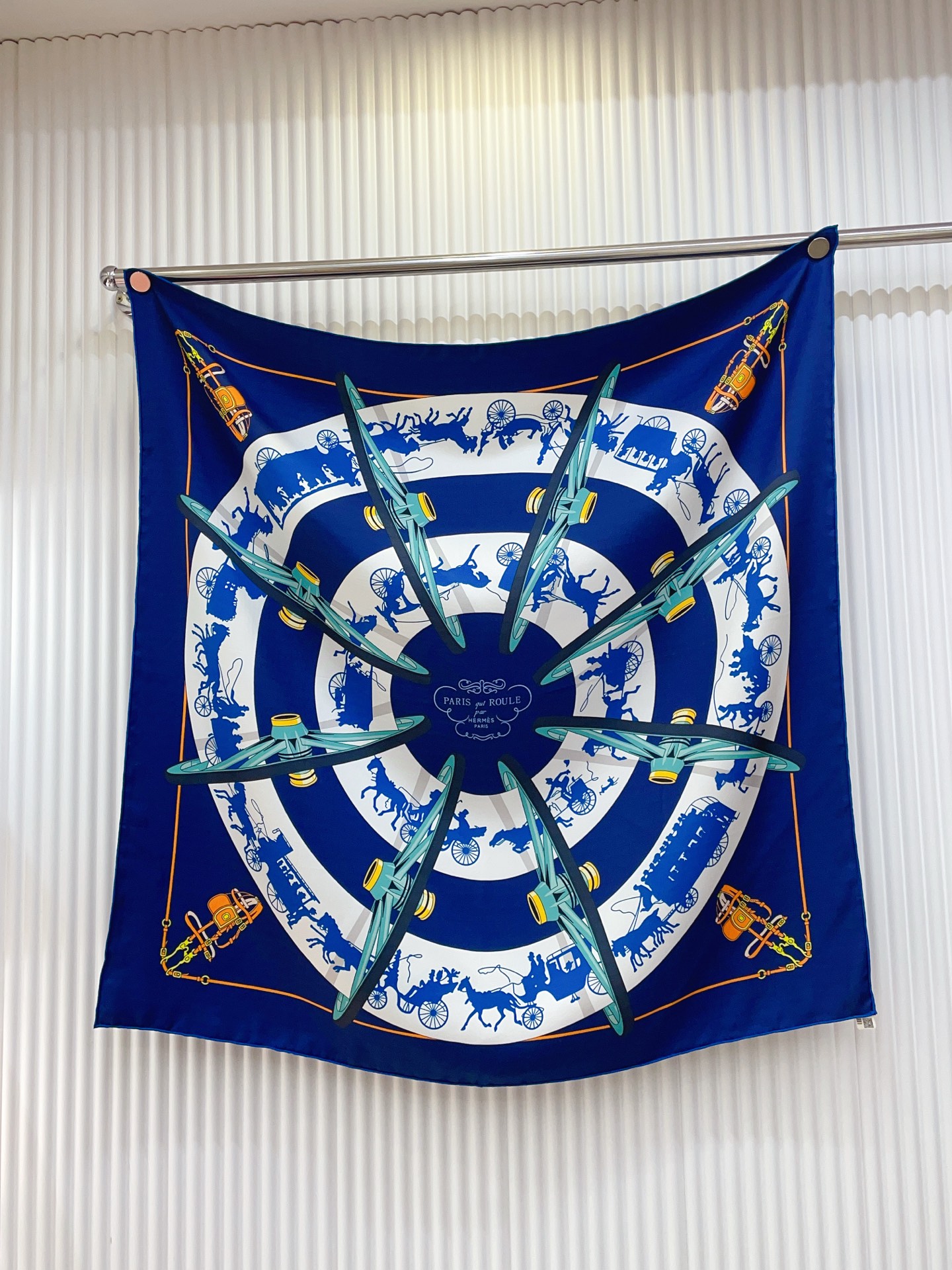 ✨✨【18姆米 双面同色】H**S真丝新款🆕👏👏买了都说好看‼️推荐💕【转动中的巴黎 90】真丝方巾，顶