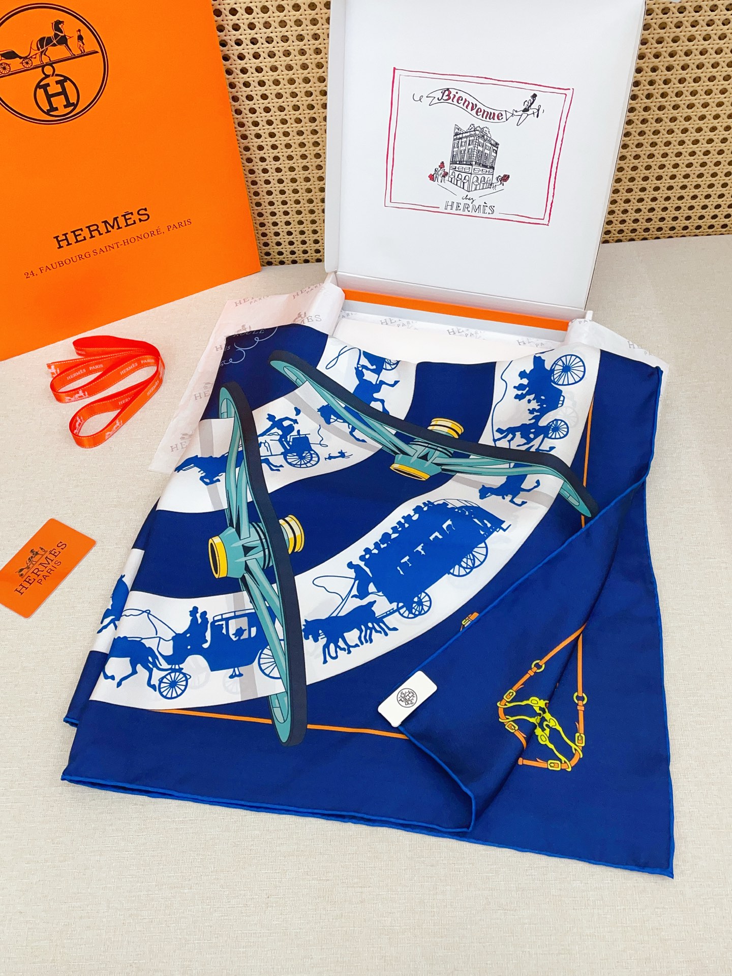 ✨✨【18姆米 双面同色】H**S真丝新款🆕👏👏买了都说好看‼️推荐💕【转动中的巴黎 90】真丝方巾，顶