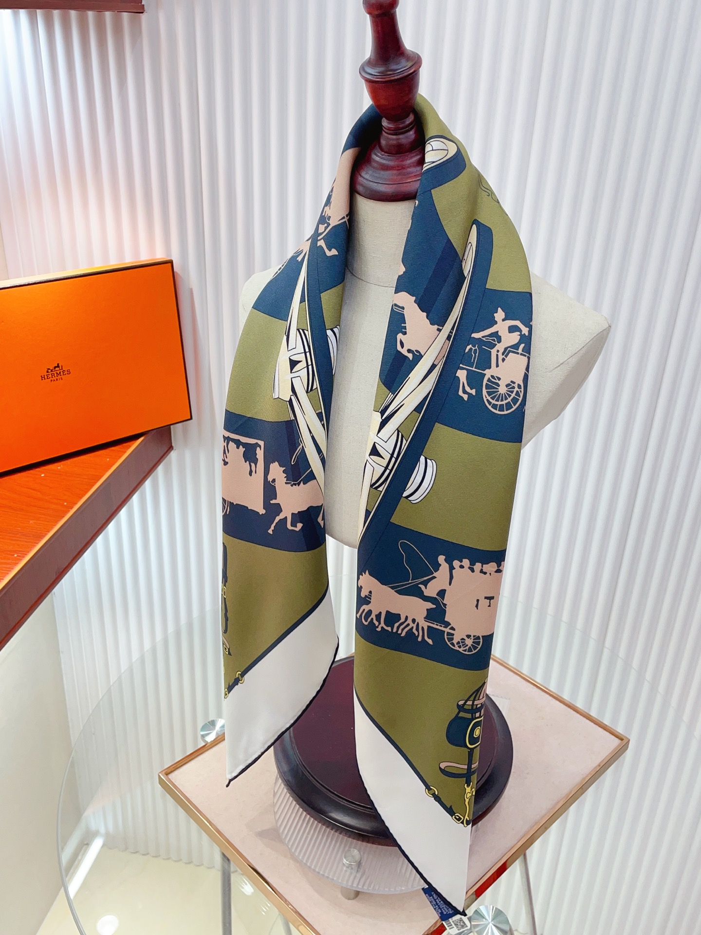 ✨✨【18姆米 双面同色】H**S真丝新款🆕👏👏买了都说好看‼️推荐💕【转动中的巴黎 90】真丝方巾，顶