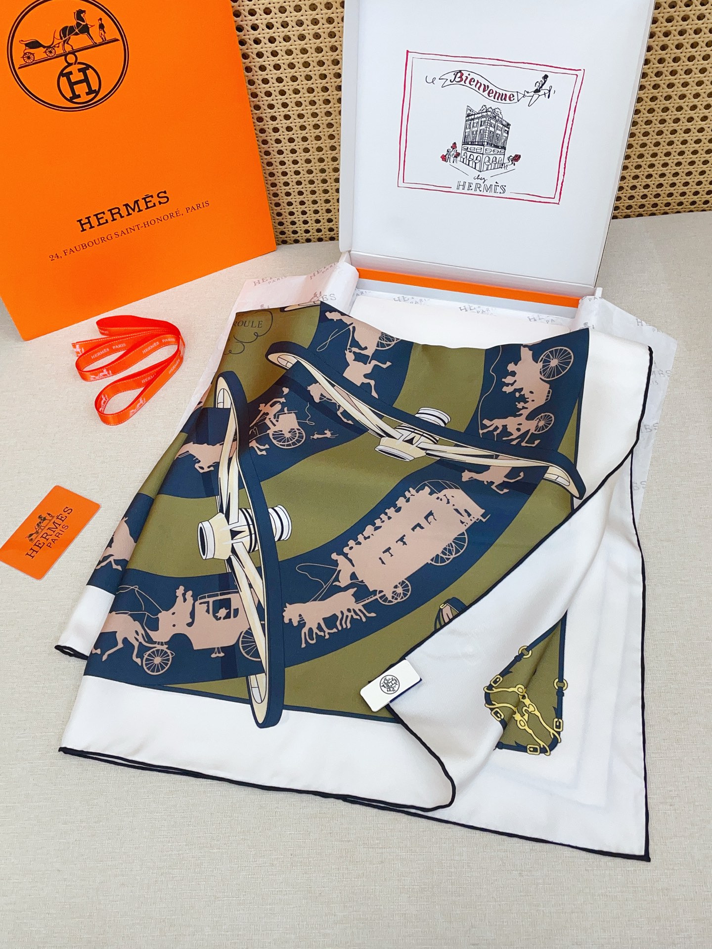 ✨✨【18姆米 双面同色】H**S真丝新款🆕👏👏买了都说好看‼️推荐💕【转动中的巴黎 90】真丝方巾，顶