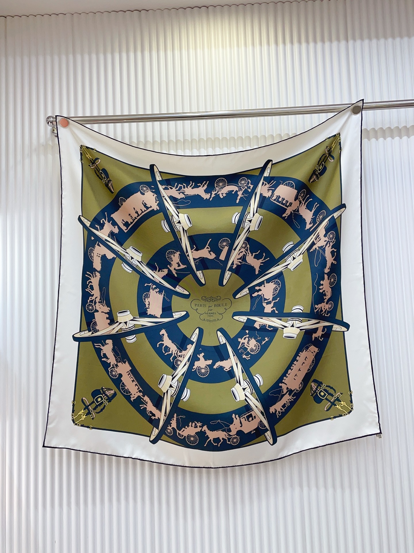 ✨✨【18姆米 双面同色】H**S真丝新款🆕👏👏买了都说好看‼️推荐💕【转动中的巴黎 90】真丝方巾，顶