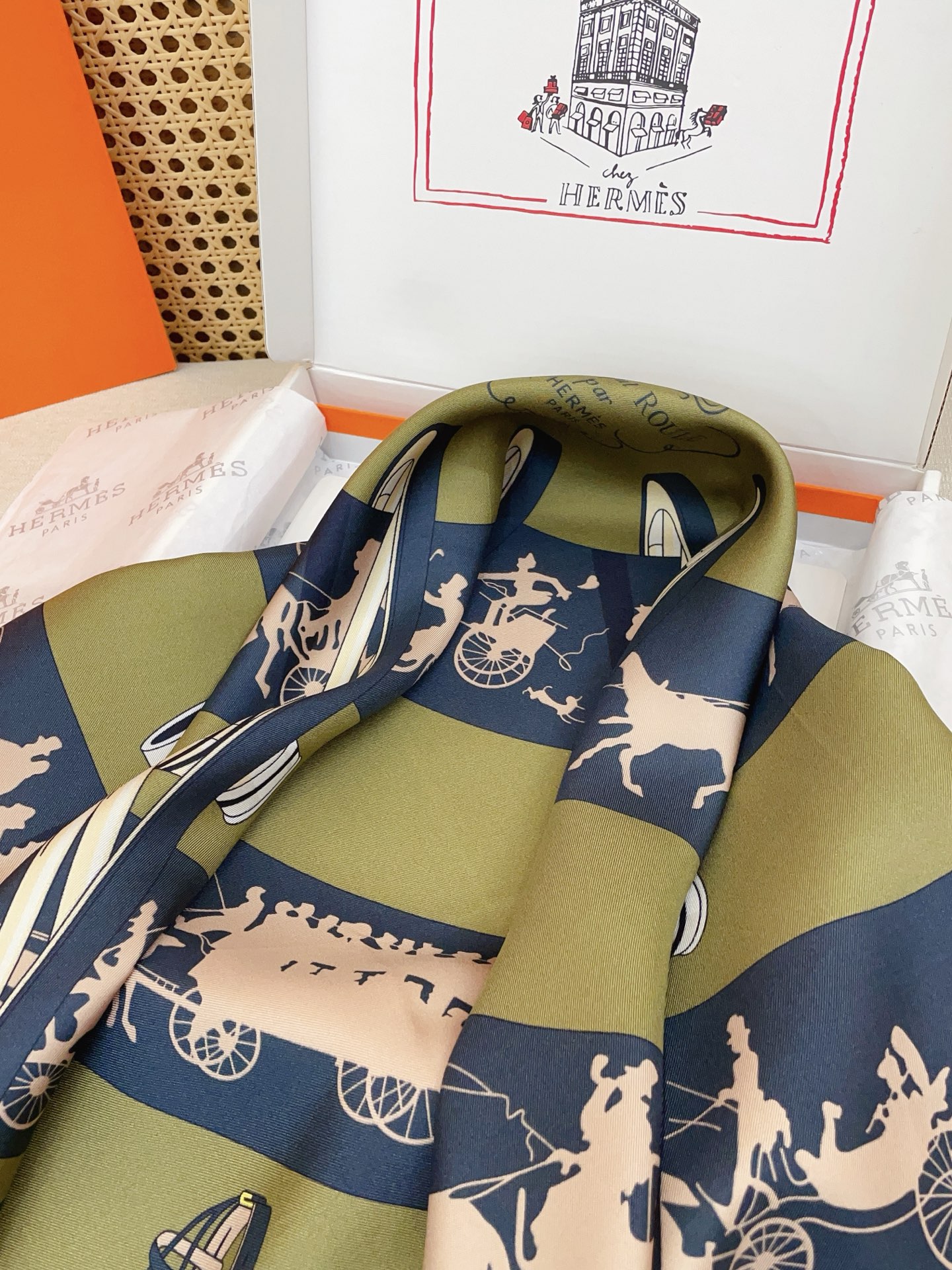 ✨✨【18姆米 双面同色】H**S真丝新款🆕👏👏买了都说好看‼️推荐💕【转动中的巴黎 90】真丝方巾，顶