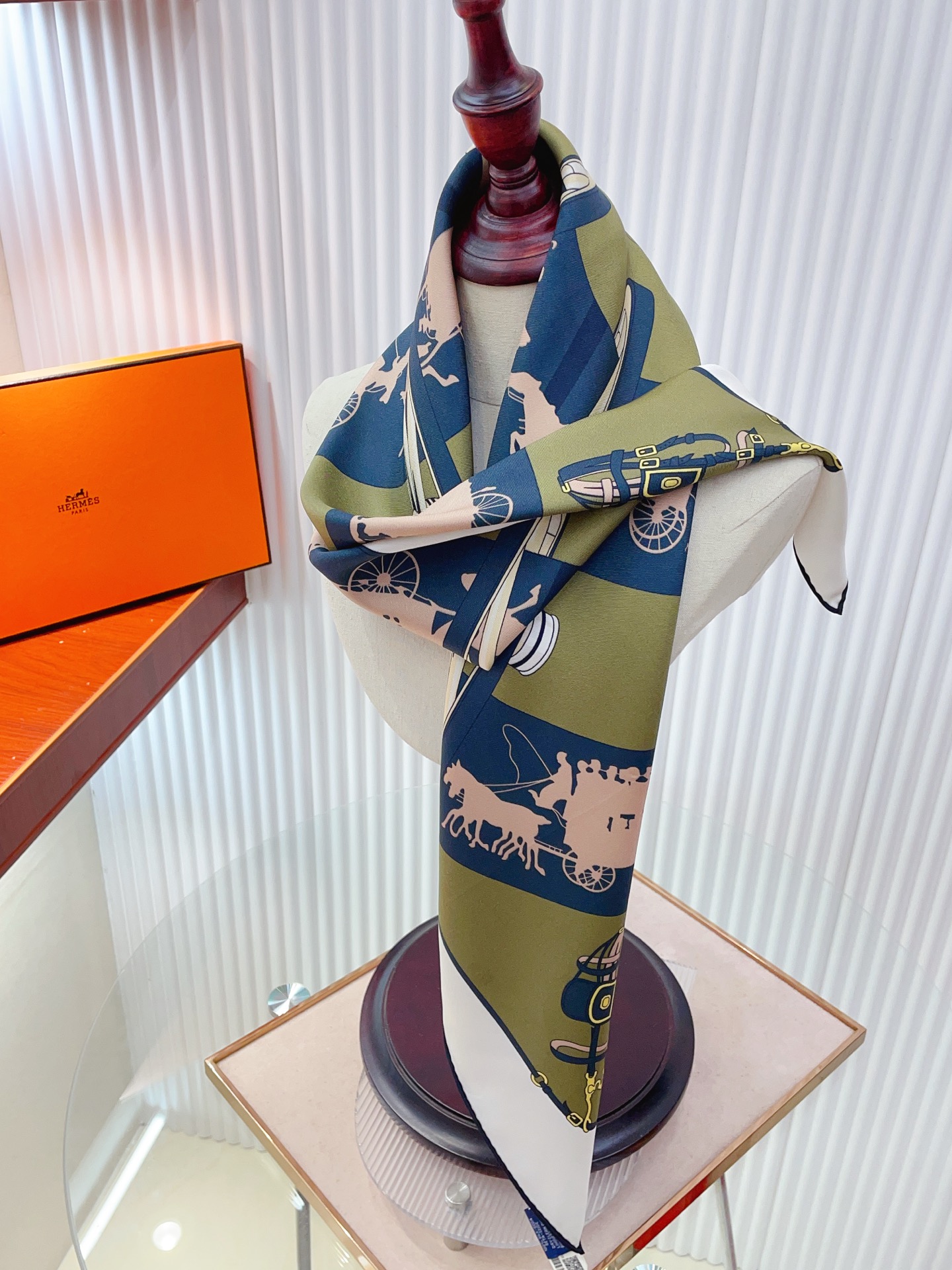 ✨✨【18姆米 双面同色】H**S真丝新款🆕👏👏买了都说好看‼️推荐💕【转动中的巴黎 90】真丝方巾，顶