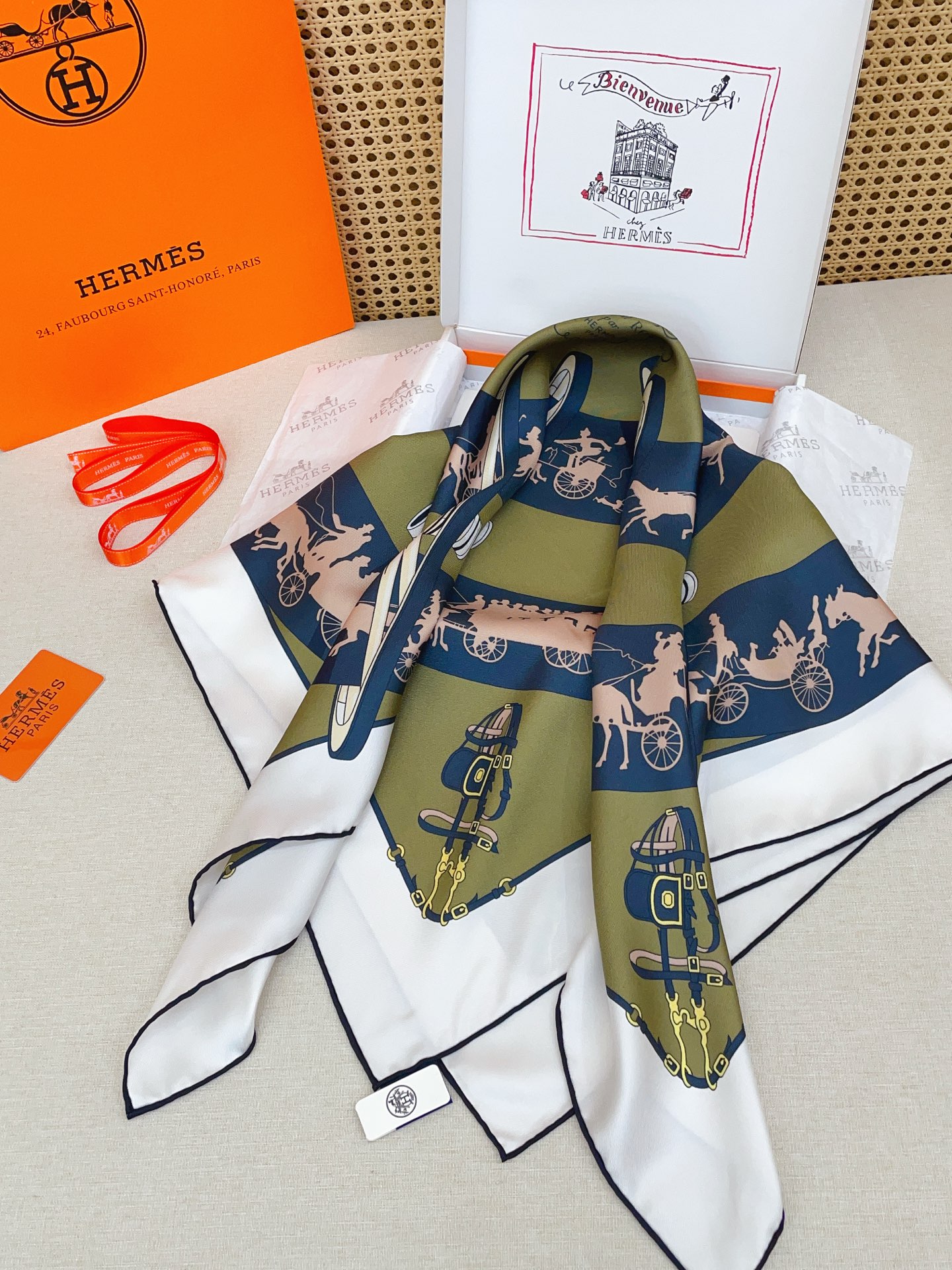 ✨✨【18姆米 双面同色】H**S真丝新款🆕👏👏买了都说好看‼️推荐💕【转动中的巴黎 90】真丝方巾，顶