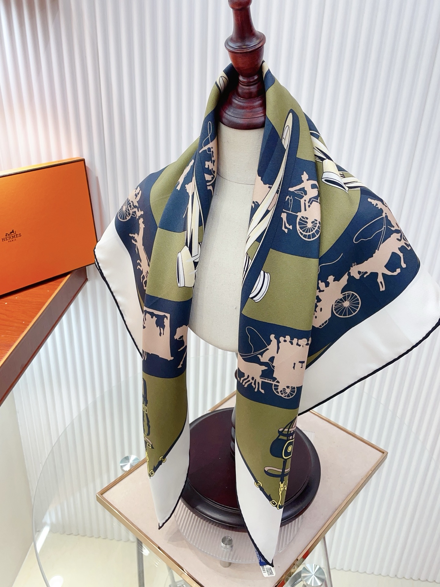 ✨✨【18姆米 双面同色】H**S真丝新款🆕👏👏买了都说好看‼️推荐💕【转动中的巴黎 90】真丝方巾，顶