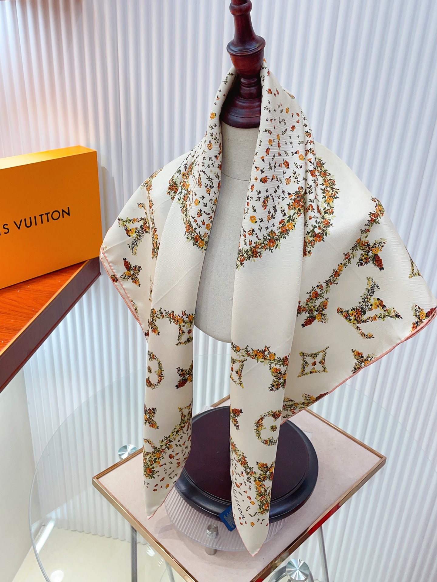 ✨✨【18姆米 双面同色】上身效果疯狂的喜欢❗️专柜也是刚刚上架的，L*最最新款~非常有看头，L的这类元