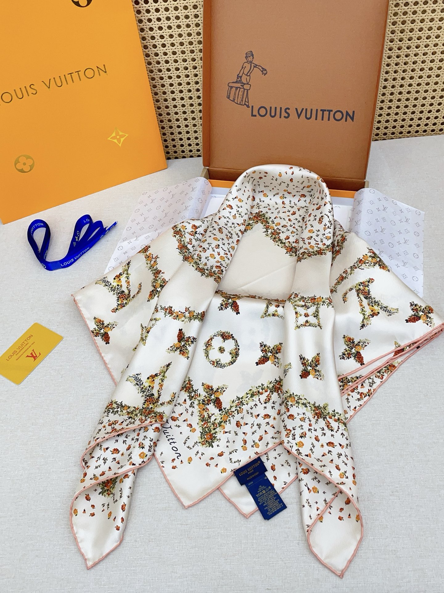 ✨✨【18姆米 双面同色】上身效果疯狂的喜欢❗️专柜也是刚刚上架的，L*最最新款~非常有看头，L的这类元