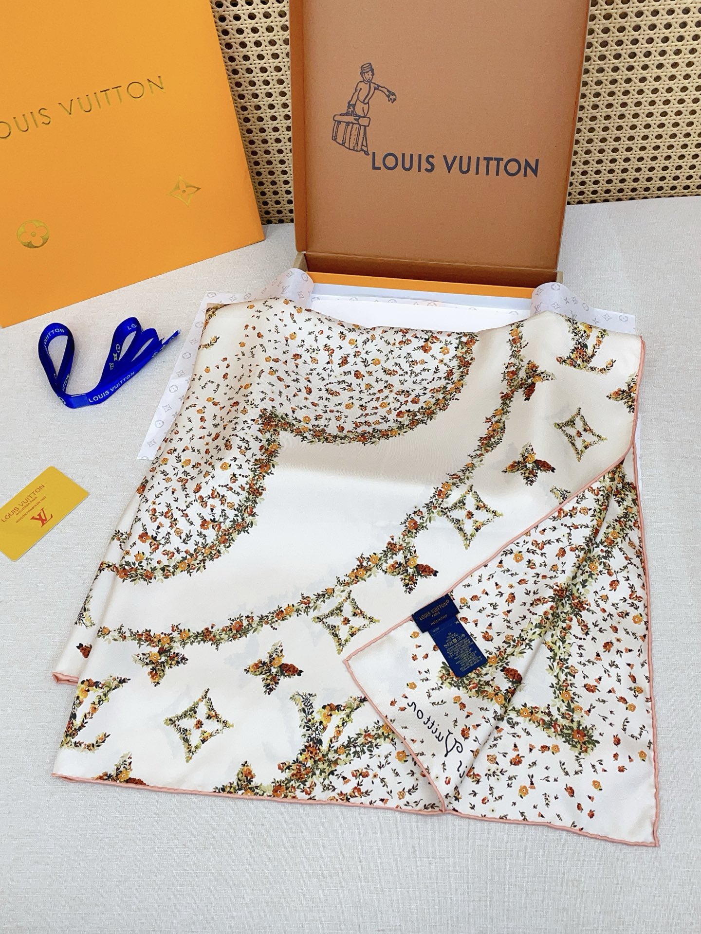 ✨✨【18姆米 双面同色】上身效果疯狂的喜欢❗️专柜也是刚刚上架的，L*最最新款~非常有看头，L的这类元