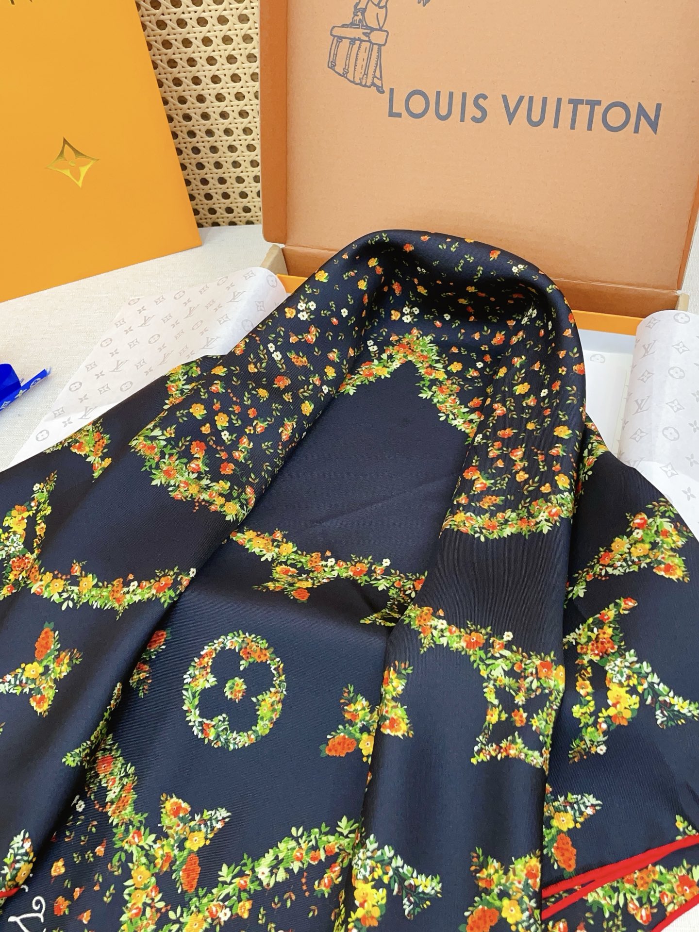 ✨✨【18姆米 双面同色】上身效果疯狂的喜欢❗️专柜也是刚刚上架的，L*最最新款~非常有看头，L的这类元